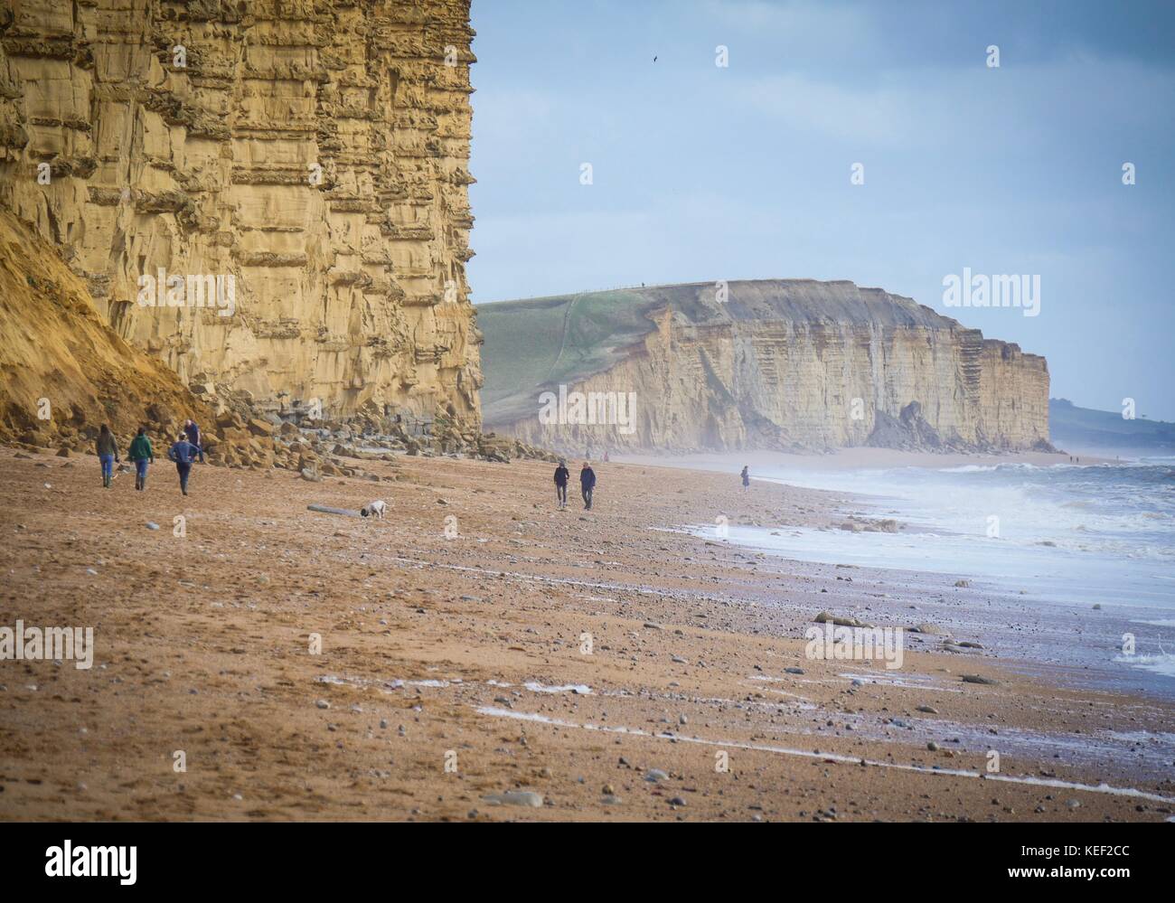West Bay, Dorset, Regno Unito. 20 ott 2017. Regno Unito Meteo. Per coloro che godono di relativa calma prima della tempesta prevista per colpire il Regno Unito più tardi oggi su un soleggiato ma blustery giornata in spiaggia. Credito: Dan Tucker/Alamy Live News Foto Stock