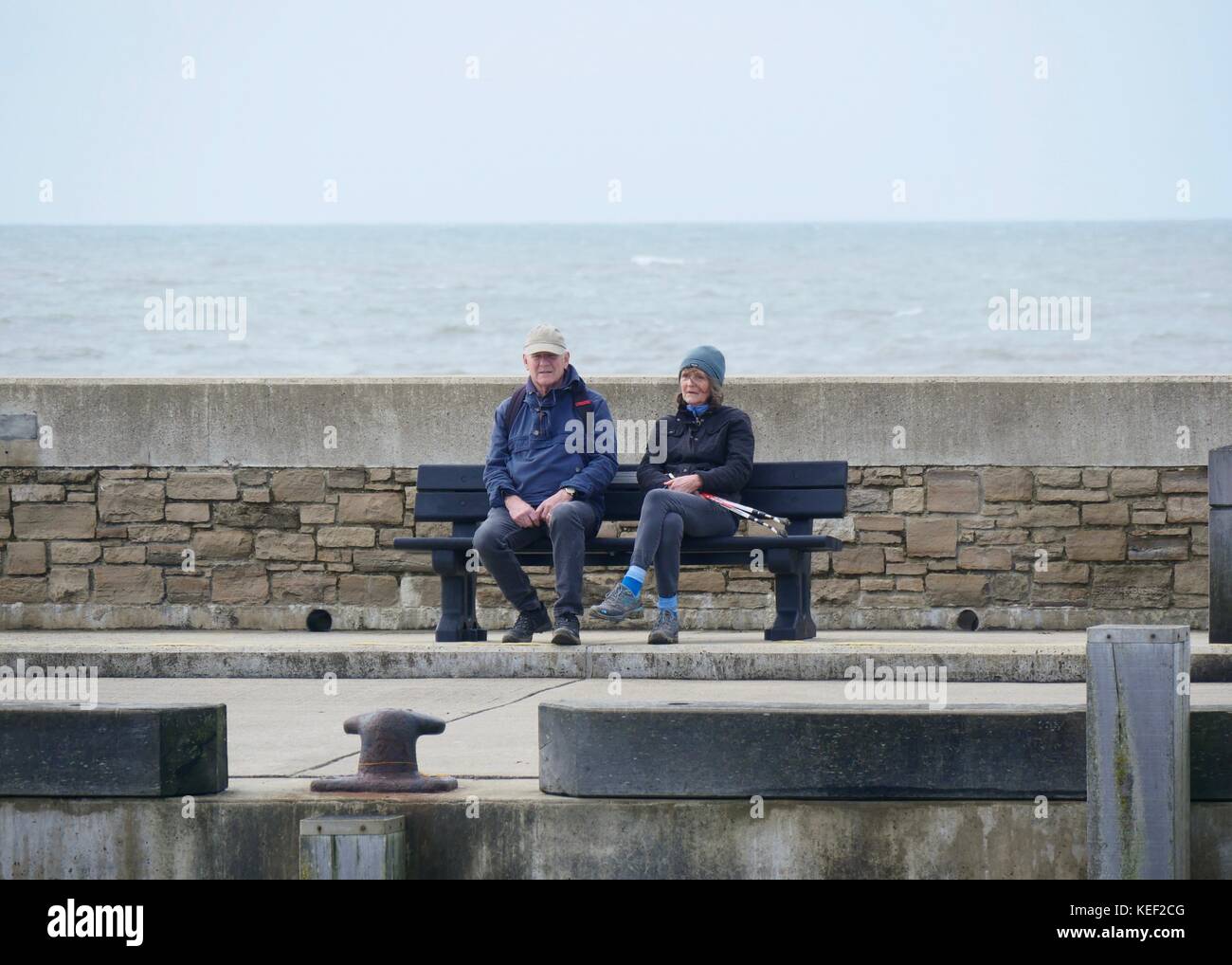 West Bay, Dorset, Regno Unito. 20 ott 2017. Regno Unito Meteo. Per coloro che godono di relativa calma prima della tempesta prevista per colpire il Regno Unito più tardi oggi su un soleggiato ma blustery giornata in spiaggia. Credito: Dan Tucker/Alamy Live News Foto Stock