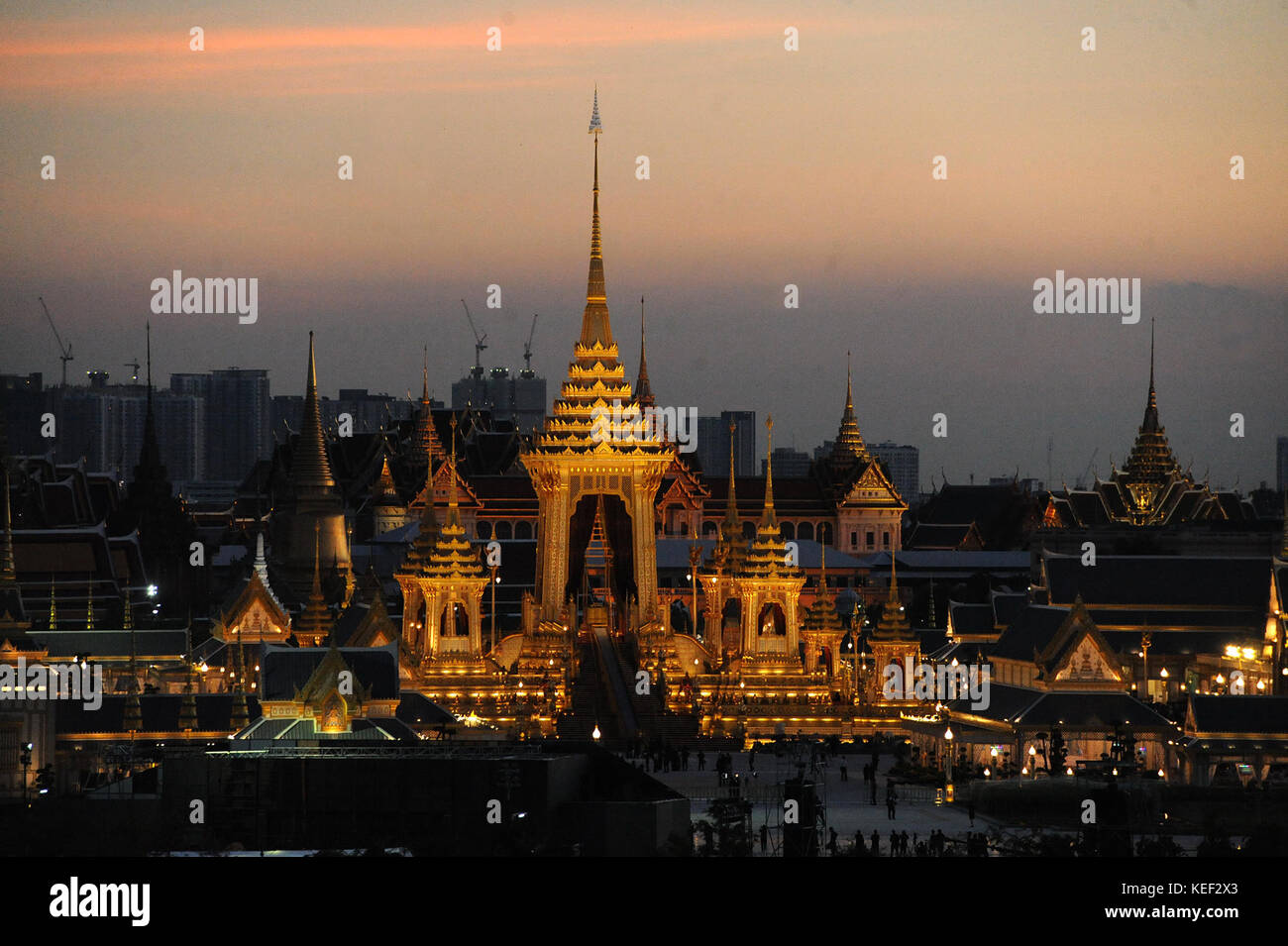 Bangkok. 20 ottobre 2017. Questa foto scattata il 20 ottobre 2017 mostra una vista notturna generale del crematorio reale per il defunto re tailandese Bhumibol Adulyadej a Bangkok, Thailandia. La cerimonia di cremazione del re si terrà dal 25 ottobre al 29 ottobre con la cremazione prevista per il 26 ottobre. Crediti: Rachen Sageamsak/Xinhua/Alamy Live News Foto Stock