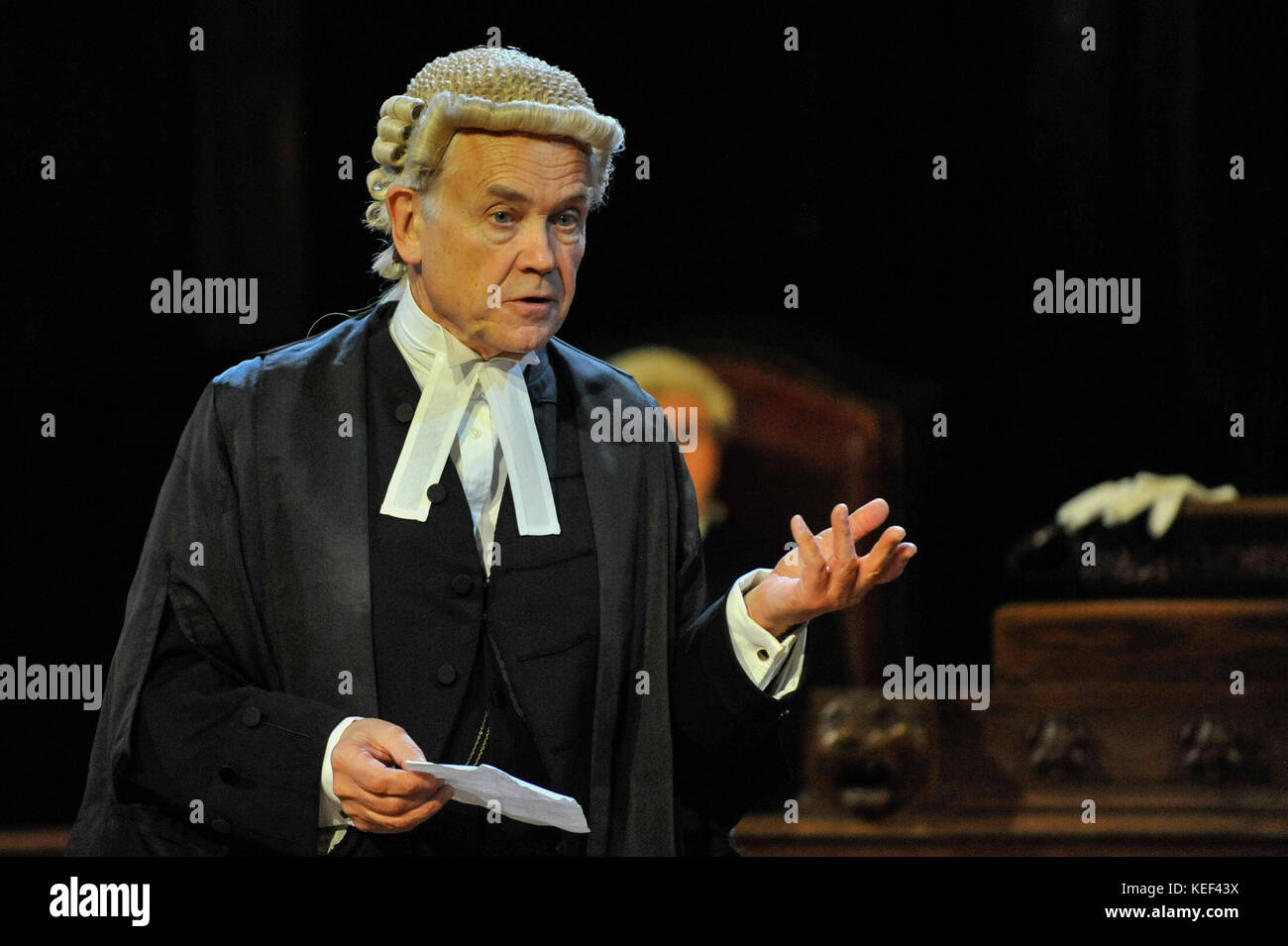 Londra, Regno Unito. Xx oct, 2017. David Yelland come Sir Wilfrid Robarts. Photocall per 'testimone dell'accusa', di Agatha Christie, diretto da Lucy Bailey, alla London County Hall. Il gioco si apre il 23 ottobre. Credito: Stephen Chung/Alamy Live News Foto Stock