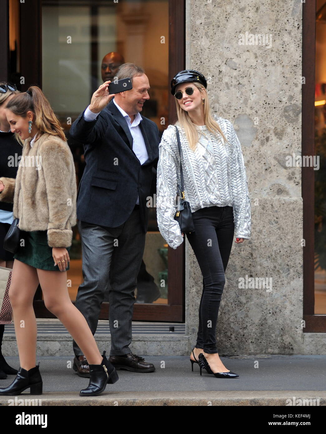 Milano, Chiara Ferragni shopping in centro con gli amici il famoso fashion  blogger chiara ferragni, fedez ragazza, che rumors rimanere incinta, arriva  in centro e dopo aver fatto colazione da 'Marchesi' entra