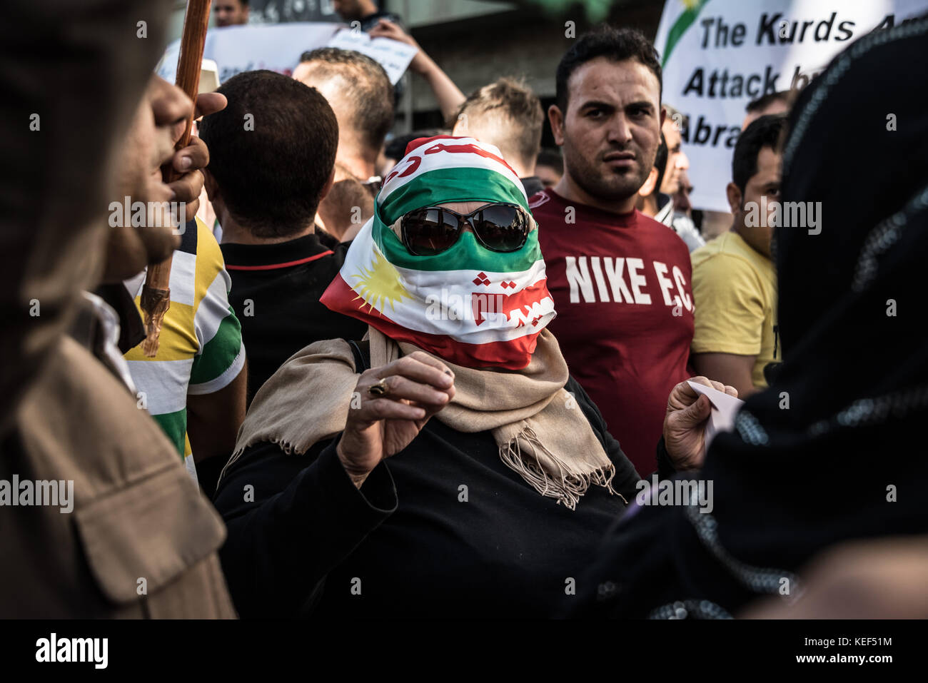 Erbil, Iraq. Xx oct, 2017. Curdi sfollati dalle città di Kirkuk dal conflitto in corso tra Iraq alleato con backup iraniano milizia Hashd al Shaabi e semi autonoma regione del Kurdistan, protesta davanti all'Ambasciata degli Stati Uniti a Erbil. Essi chiedono dove la comunità internazionale è stata e perché non li aiutano a mantenere Kirkuk. Erbil, Iraq Credito: Elizabeth Fitt/Alamy Live News Foto Stock