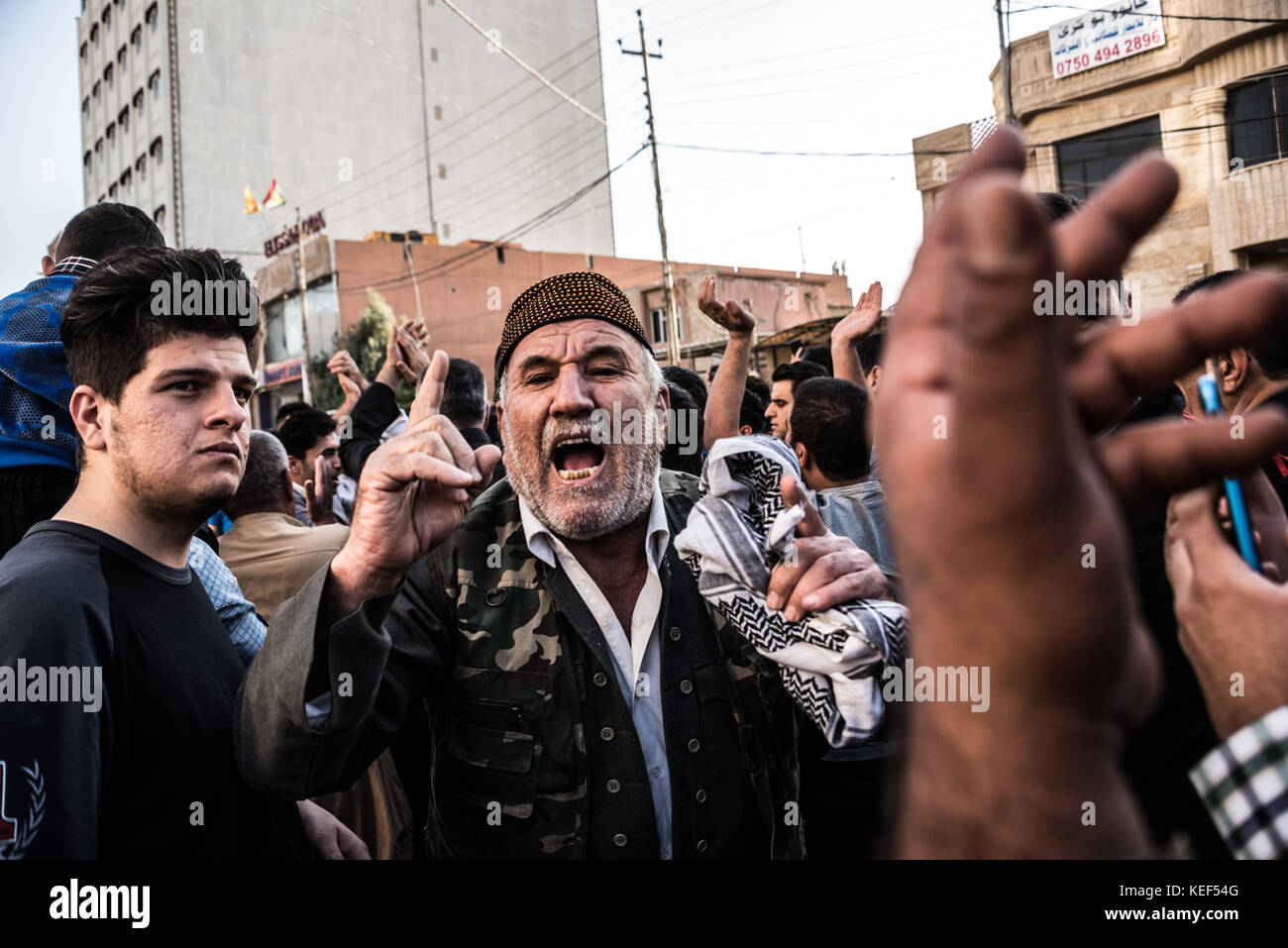 Erbil, Iraq. Xx oct, 2017. Curdi sfollati dalle città di Kirkuk dal conflitto in corso tra Iraq alleato con backup iraniano milizia Hashd al Shaabi e semi autonoma regione del Kurdistan, protesta davanti all'Ambasciata degli Stati Uniti a Erbil. Essi chiedono dove la comunità internazionale è stata e perché non li aiutano a mantenere Kirkuk. Erbil, Iraq Credito: Elizabeth Fitt/Alamy Live News Foto Stock