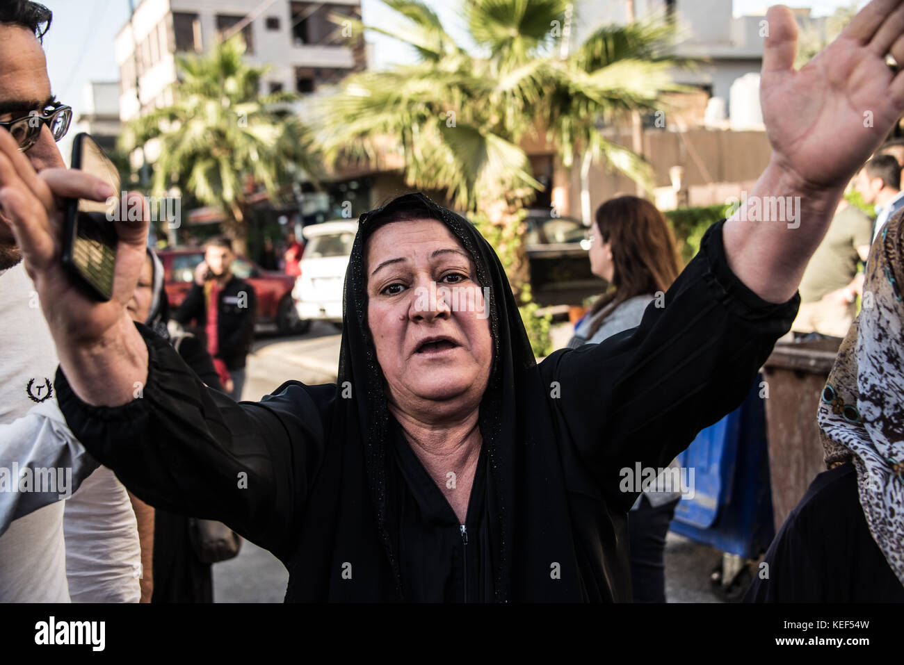 Erbil, Iraq. Xx oct, 2017. Curdi sfollati dalle città di Kirkuk dal conflitto in corso tra Iraq alleato con backup iraniano milizia Hashd al Shaabi e semi autonoma regione del Kurdistan, protesta davanti all'Ambasciata degli Stati Uniti a Erbil. Essi chiedono dove la comunità internazionale è stata e perché non li aiutano a mantenere Kirkuk. Erbil, Iraq Credito: Elizabeth Fitt/Alamy Live News Foto Stock