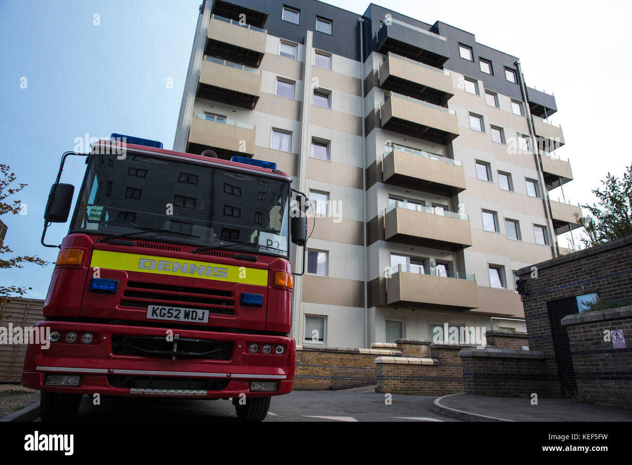 Slough, Regno Unito. Xx oct, 2017. Un motore Fire e il suo equipaggio sono mantenendo una 24-ora guarda sulla proprietà privata Casa Nova per un costo stimato per il contribuente di £2.000 al giorno dopo post-Grenfell vigili del fuoco e le inchieste del consiglio ha rivelato di rivestimento non sicuri e più sicurezza in caso di incendio delle anomalie. Credito: Mark Kerrison/Alamy Live News Foto Stock