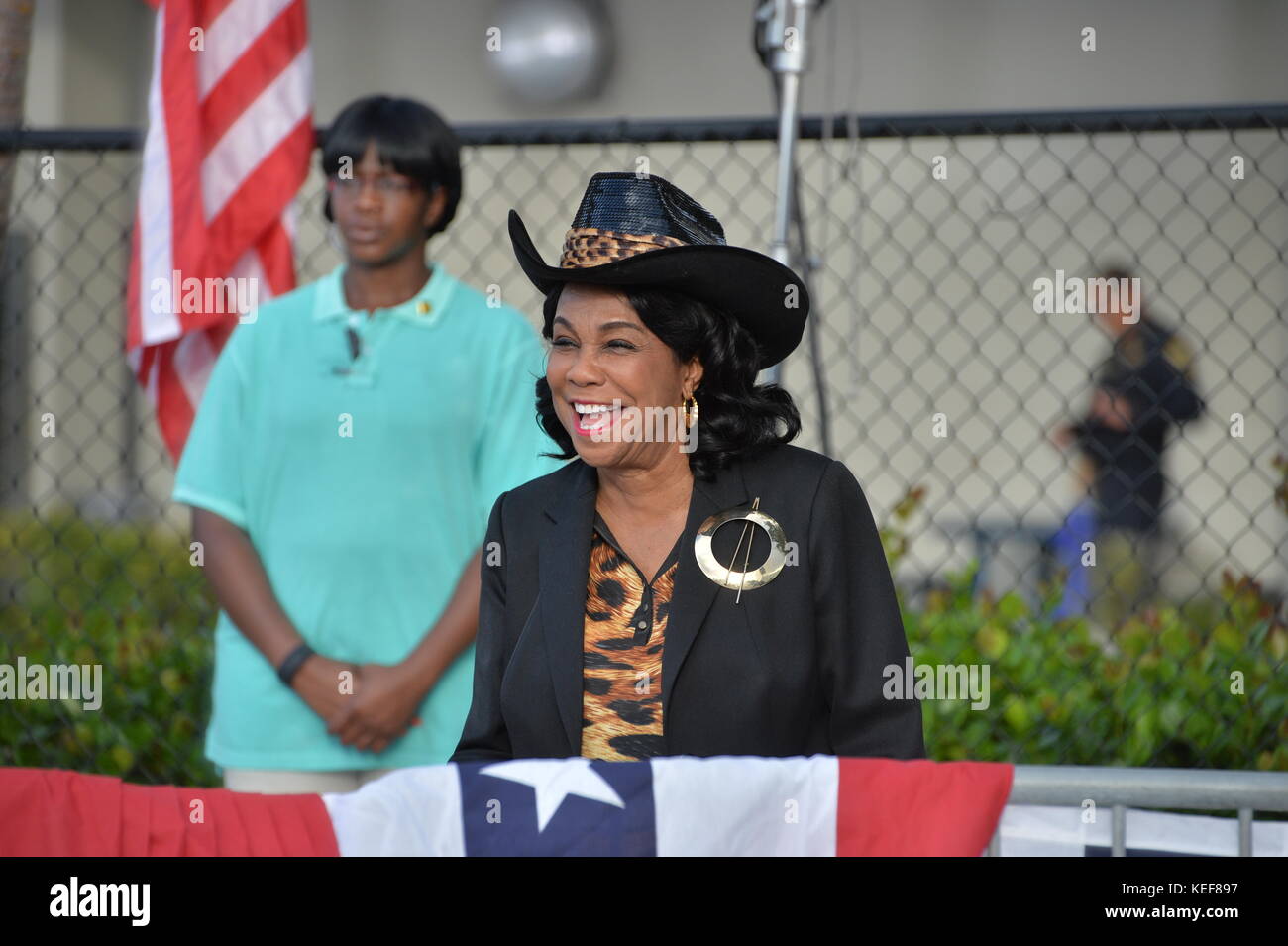 Miami, Florida, Stati Uniti. 15th ottobre 2017. Celebrazione per l'apertura dell'ufficio Organizzativo di Liberty City con il senatore Tim Kaine e Pusha T nel parcheggio del Carrie P. Meek Entrepreneurial Education Center al Miami Dade College North Campus il 15 ottobre 2016 a Miami, Florida. Persone: U.s. Rep. Frederica Wilson Transmission Ref: Flxx Credit: Hoo Me.com/Media Punch/Alamy Live News Foto Stock