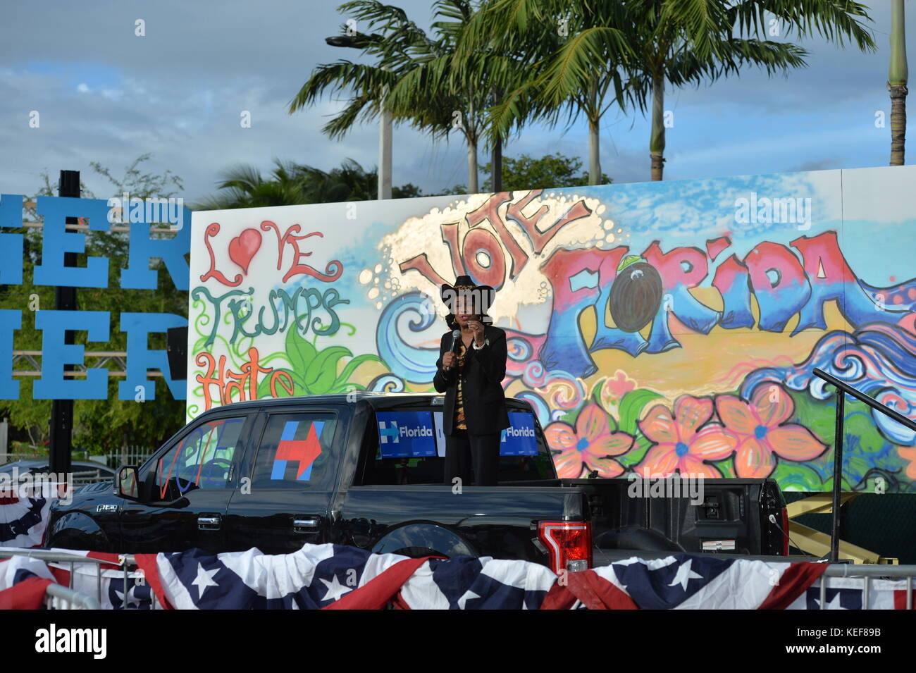 Miami, Florida, Stati Uniti. 15th ottobre 2017. Celebrazione per l'apertura dell'ufficio Organizzativo di Liberty City con il senatore Tim Kaine e Pusha T nel parcheggio del Carrie P. Meek Entrepreneurial Education Center al Miami Dade College North Campus il 15 ottobre 2016 a Miami, Florida. Persone: U.s. Rep. Frederica Wilson Transmission Ref: Flxx Credit: Hoo Me.com/Media Punch/Alamy Live News Foto Stock
