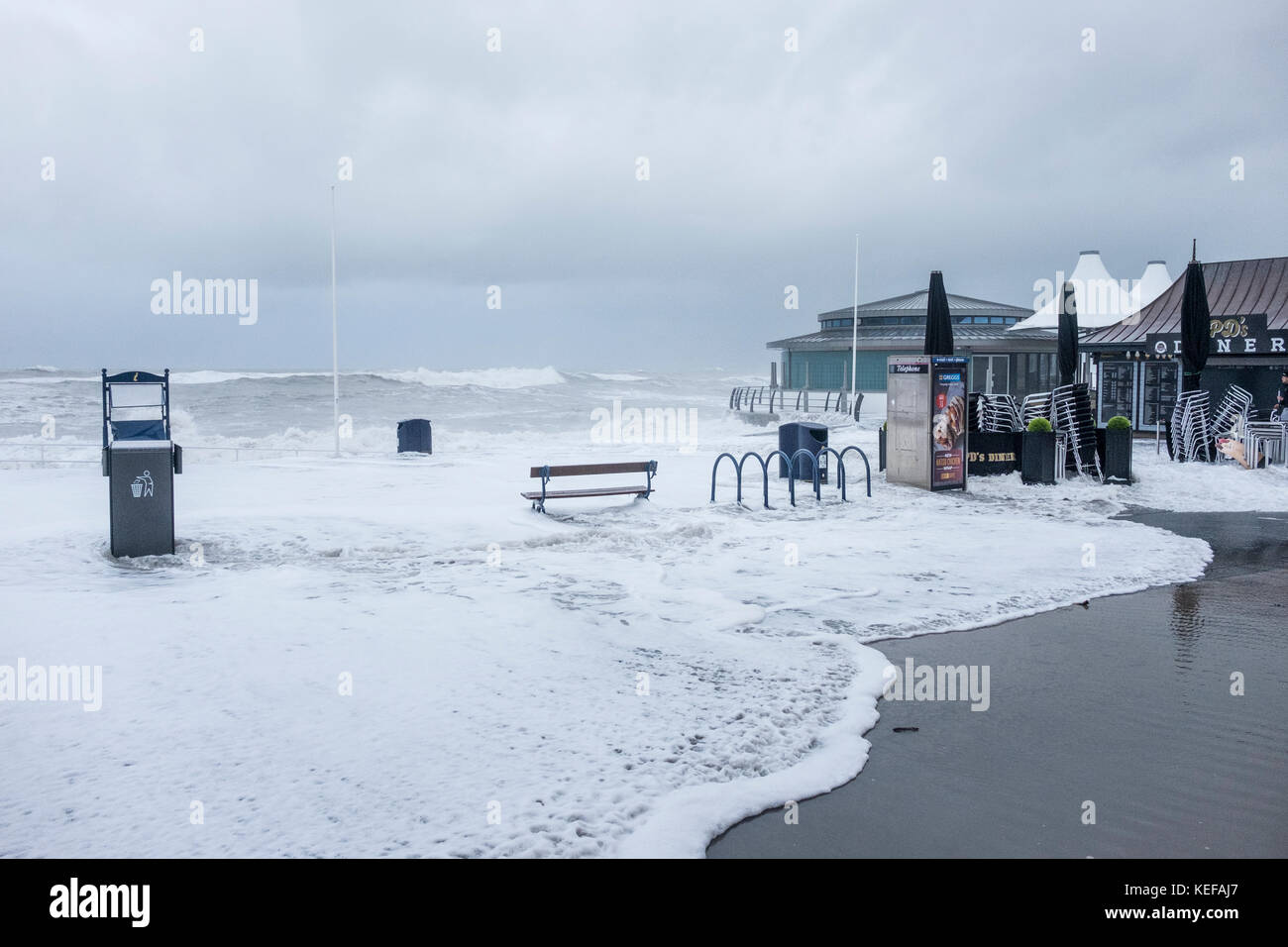 Aberystwyth, Galles, Regno Unito. 21 ottobre 2017. Meteo nel Regno Unito. Meteo nel Regno Unito. Una marea eccezionalmente alta coincise con l'arrivo di Storm Brian sulla costa occidentale del Galles. Le onde hanno colpito e inondato il lungomare stamattina, causando problemi per pedoni, automobilisti e aziende locali. Crediti: Alan Hale/Alamy Live News Foto Stock