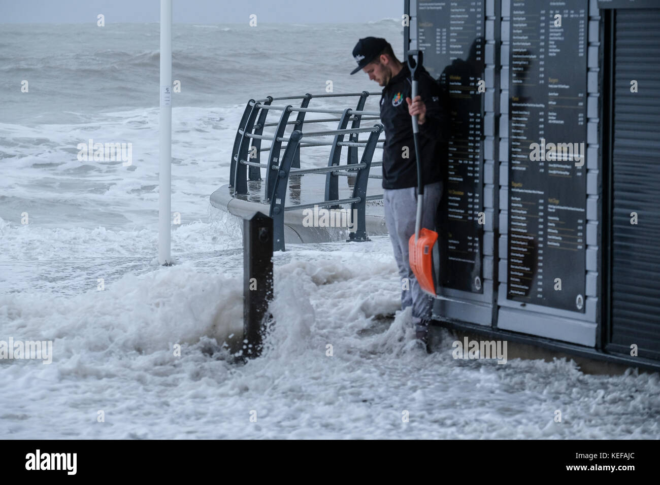 Aberystwyth, Galles, Regno Unito. 21 ottobre 2017. Meteo nel Regno Unito. Meteo nel Regno Unito. Una marea eccezionalmente alta coincise con l'arrivo di Storm Brian sulla costa occidentale del Galles. Le onde hanno colpito e inondato il lungomare stamattina, causando problemi per pedoni, automobilisti e aziende locali. Crediti: Alan Hale/Alamy Live News Foto Stock