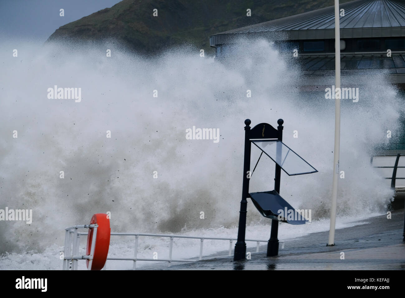 Aberystwyth, Galles, Regno Unito. 21 ottobre 2017. Meteo nel Regno Unito. Meteo nel Regno Unito. Una marea eccezionalmente alta coincise con l'arrivo di Storm Brian sulla costa occidentale del Galles. Le onde hanno colpito e inondato il lungomare stamattina, causando problemi per pedoni, automobilisti e aziende locali. Crediti: Alan Hale/Alamy Live News Foto Stock