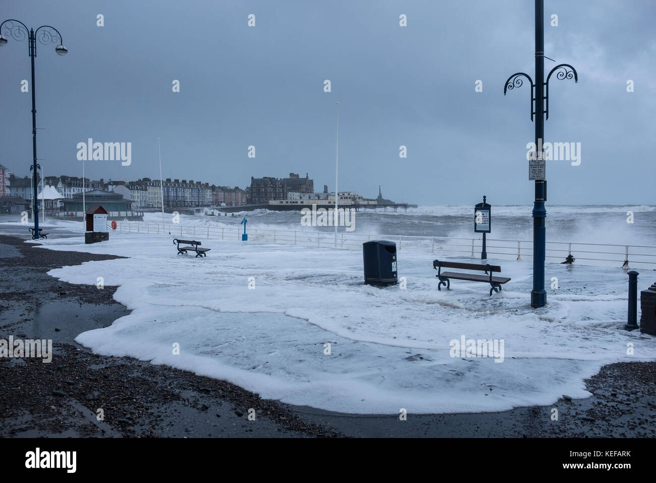 Aberystwyth, Galles, Regno Unito. 21 ottobre 2017. Meteo nel Regno Unito. Una marea eccezionalmente alta coincise con l'arrivo di Storm Brian sulla costa occidentale del Galles. Le onde hanno colpito e inondato il lungomare stamattina, causando problemi per pedoni, automobilisti e aziende locali. Crediti: Alan Hale/Alamy Live News Foto Stock
