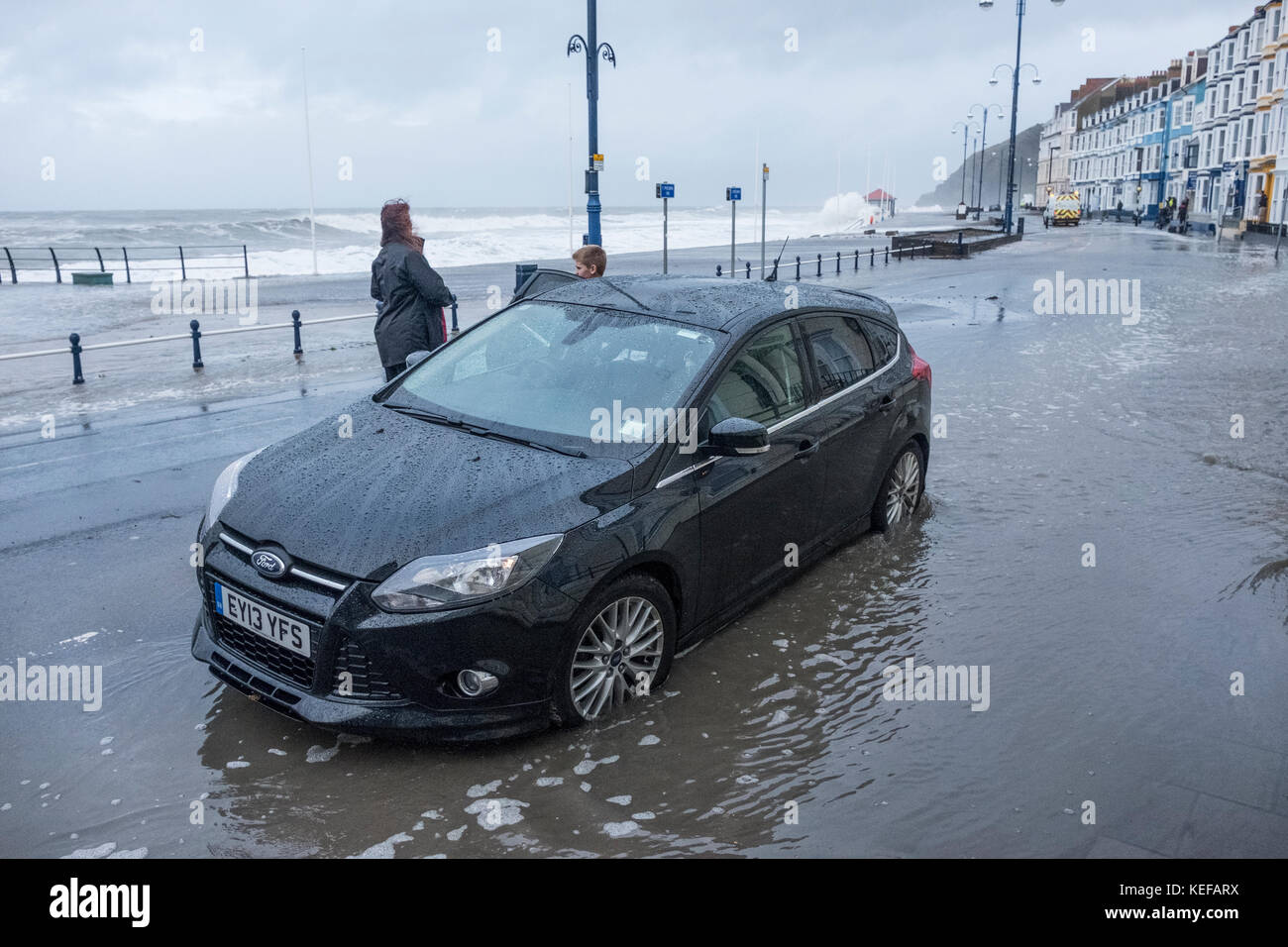 Aberystwyth, Galles, Regno Unito. 21 ottobre 2017. Meteo nel Regno Unito. Una marea eccezionalmente alta coincise con l'arrivo di Storm Brian sulla costa occidentale del Galles. Le onde hanno colpito e inondato il lungomare stamattina, causando problemi per pedoni, automobilisti e aziende locali. Crediti: Alan Hale/Alamy Live News Foto Stock