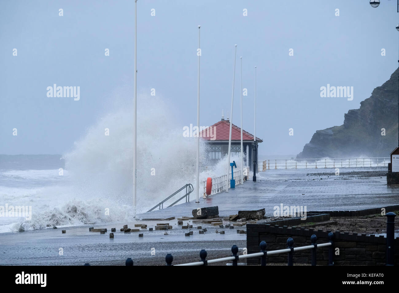 Aberystwyth, Galles, Regno Unito. 21 ottobre 2017. Meteo nel Regno Unito. Una marea eccezionalmente alta coincise con l'arrivo di Storm Brian sulla costa occidentale del Galles. Le onde hanno colpito e inondato il lungomare stamattina, causando problemi per pedoni, automobilisti e aziende locali. Crediti: Alan Hale/Alamy Live News Foto Stock