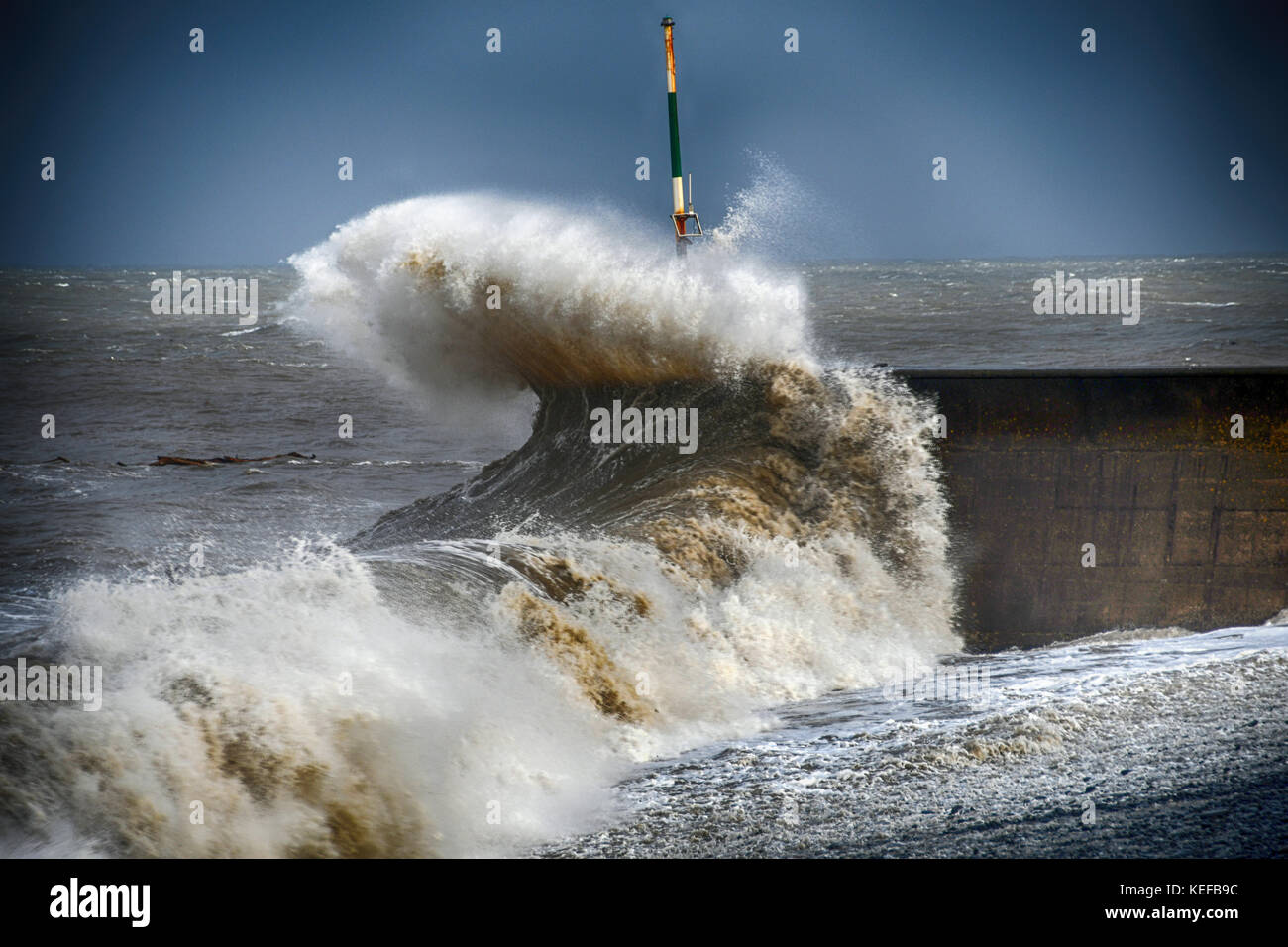 Aberaeron, Wales UK. Xxi oct, 2017. uk meteo. Brian Storm colpisce la costa del Galles occidentale onde drammatico colpire le pareti del porto di aberaeron. Credito: Andrew chittock/alamy live news Foto Stock