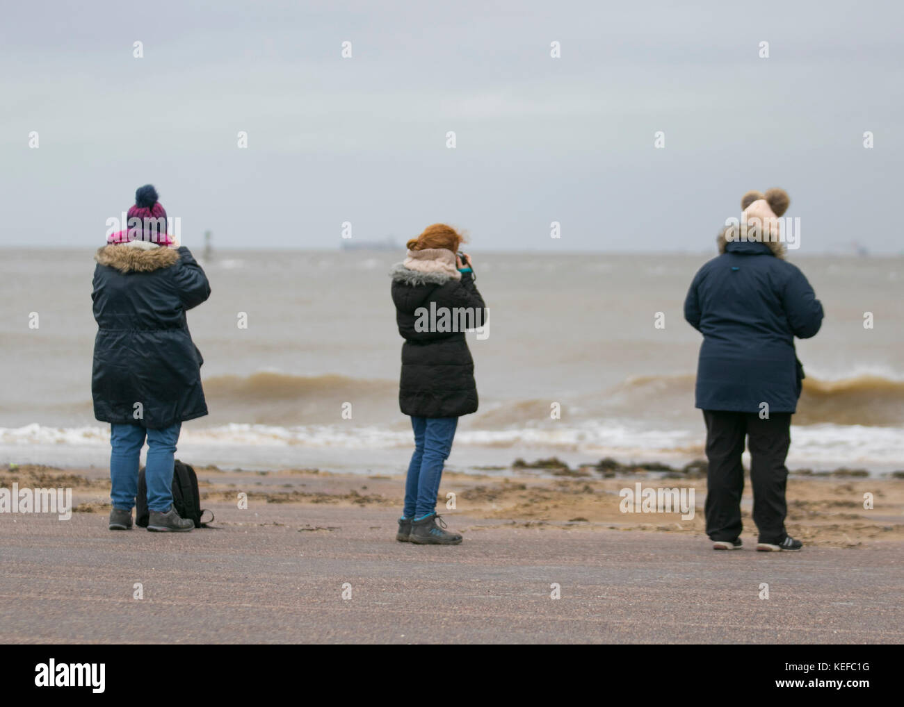 New Brighton, Merseyside. Regno Unito meteo. Il 21 ottobre 2017. Brian Storm costeggia il Wirral come turisti arriva in spiaggia per la marea alta. Questa zona di Costa ha subito danni sever in precedenti tempeste ma a causa del vento onshore a mezzogiorno, il peggiore del meteo ha ignorato questa parte del Mersey estuario. Il credito. Credito: MediaWorldImages/Alamy Live News Foto Stock