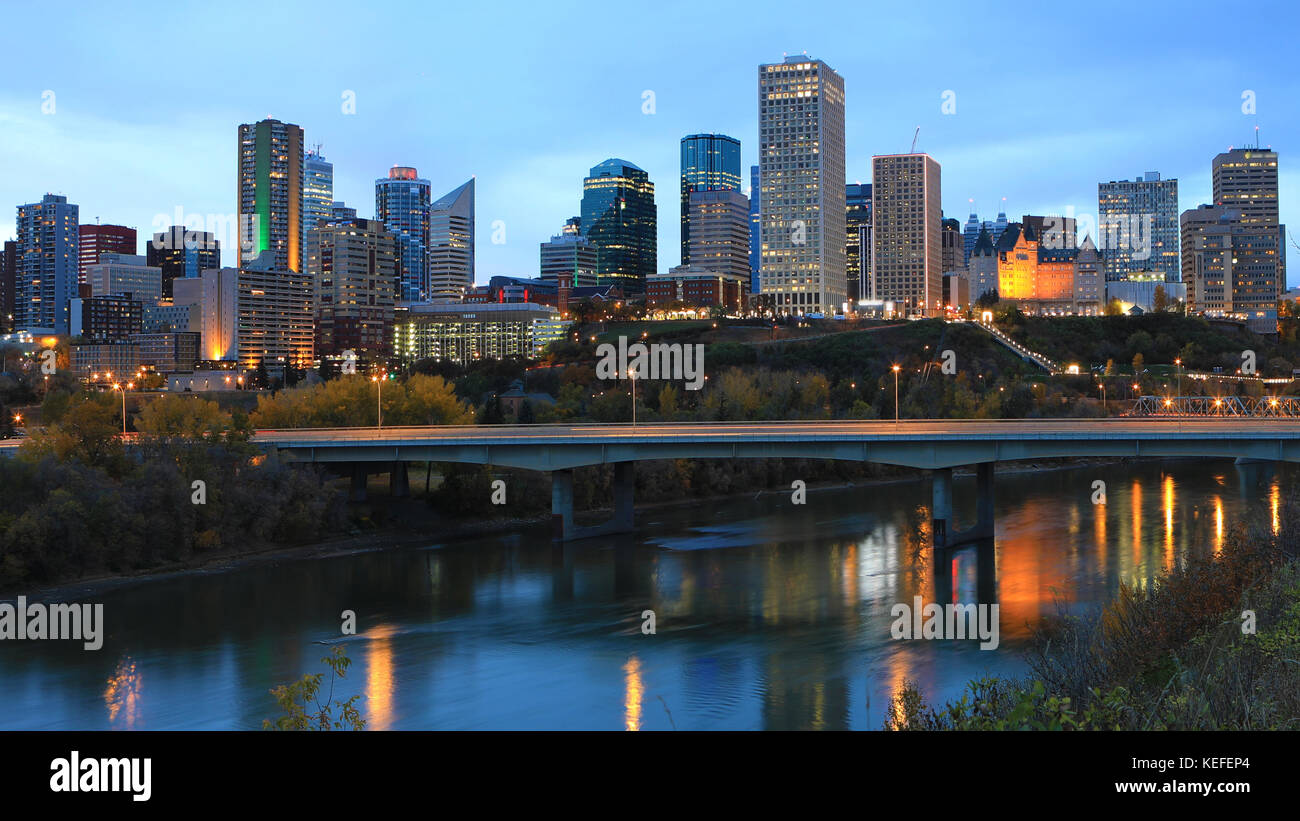 L'Edmonton, Canada dal centro città di notte con riflessioni sul fiume Foto Stock