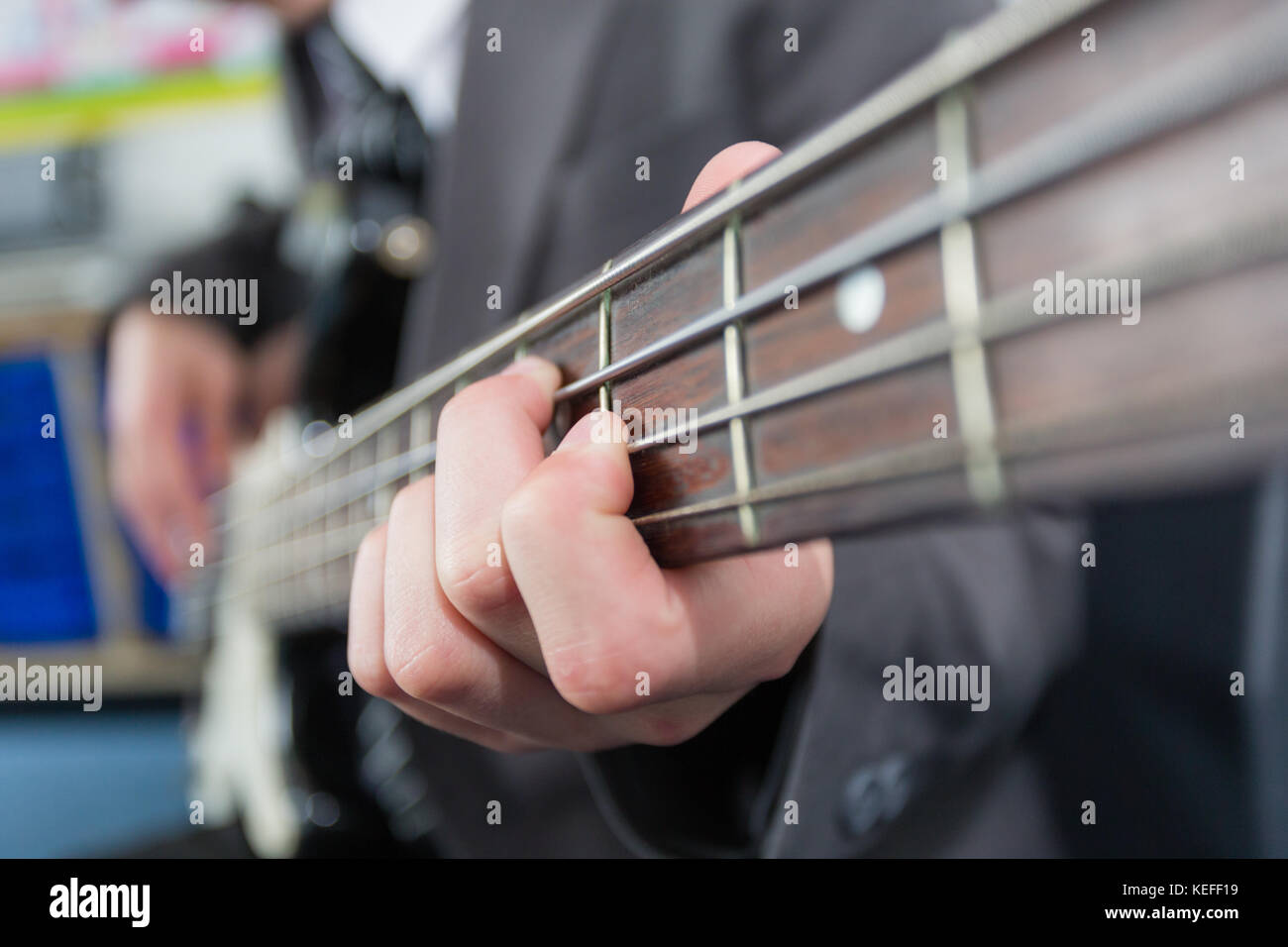 Pupilla in un Regno Unito scuola statale suonare la chitarra basso in lezione di musica Foto Stock