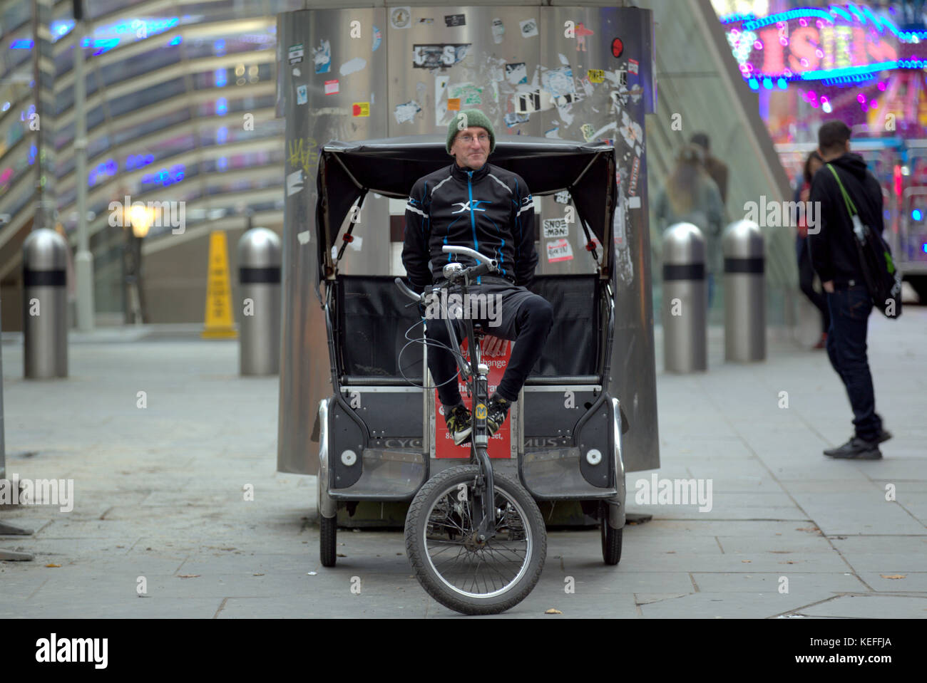 Taxi in bicicletta, risciò pedicab glasgow buchanan artista locale Tom Brown nel suo lavoro quotidiano Foto Stock