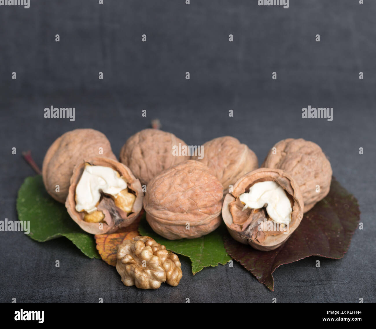 Bio le noci su un tavolo di pietra Foto Stock