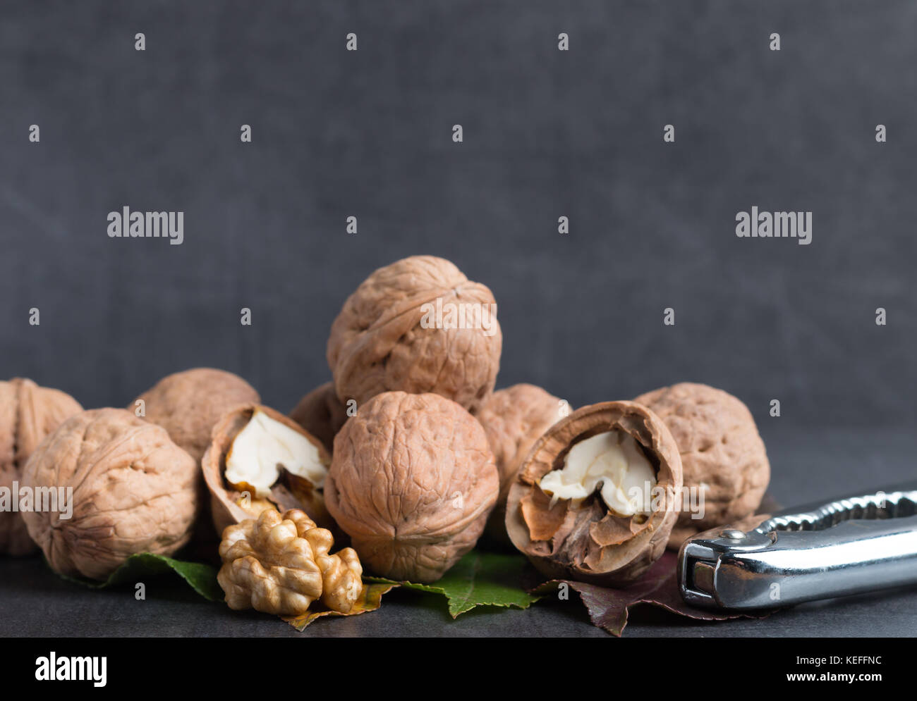 Bio le noci su un tavolo in pietra con uno schiaccianoci Foto Stock