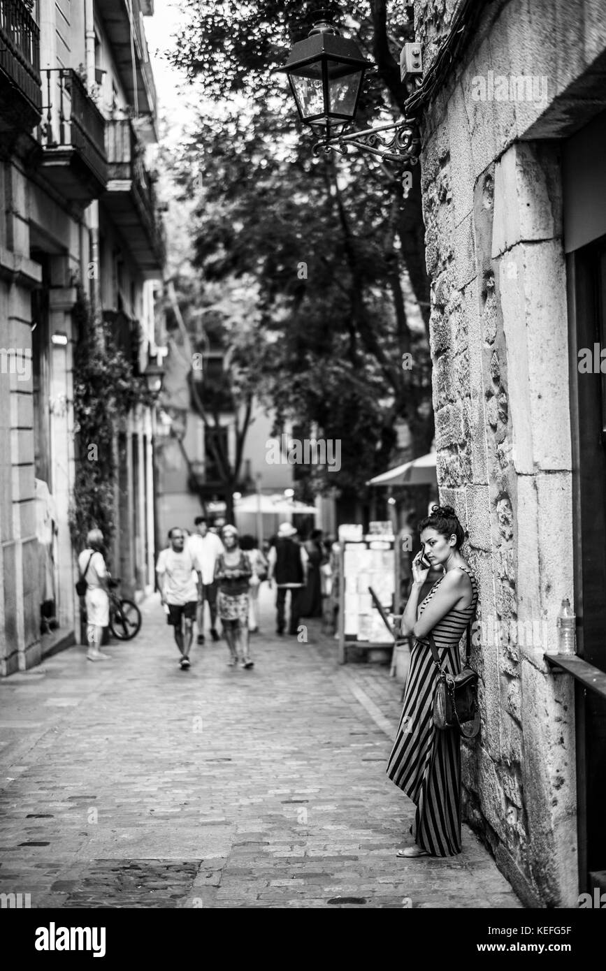 I turisti in strada di Girona, in Catalogna, Spagna, Europa. Foto Stock