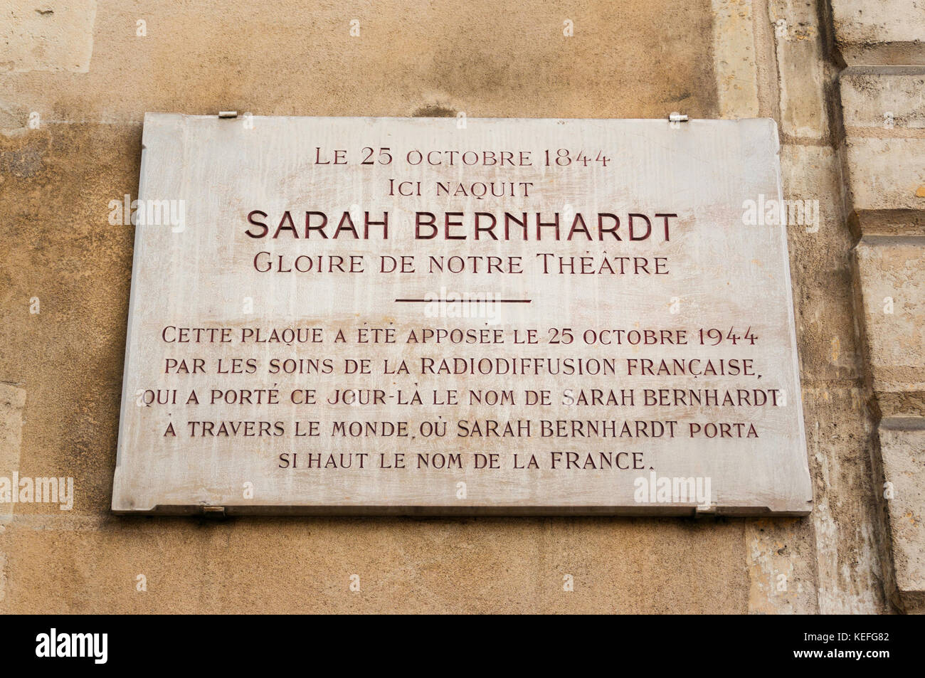 La targa a Sarah Bernhardt ricordando la sua birtplace, rue de l'École de Médecine, Parigi (6 ° anno), Francia Foto Stock