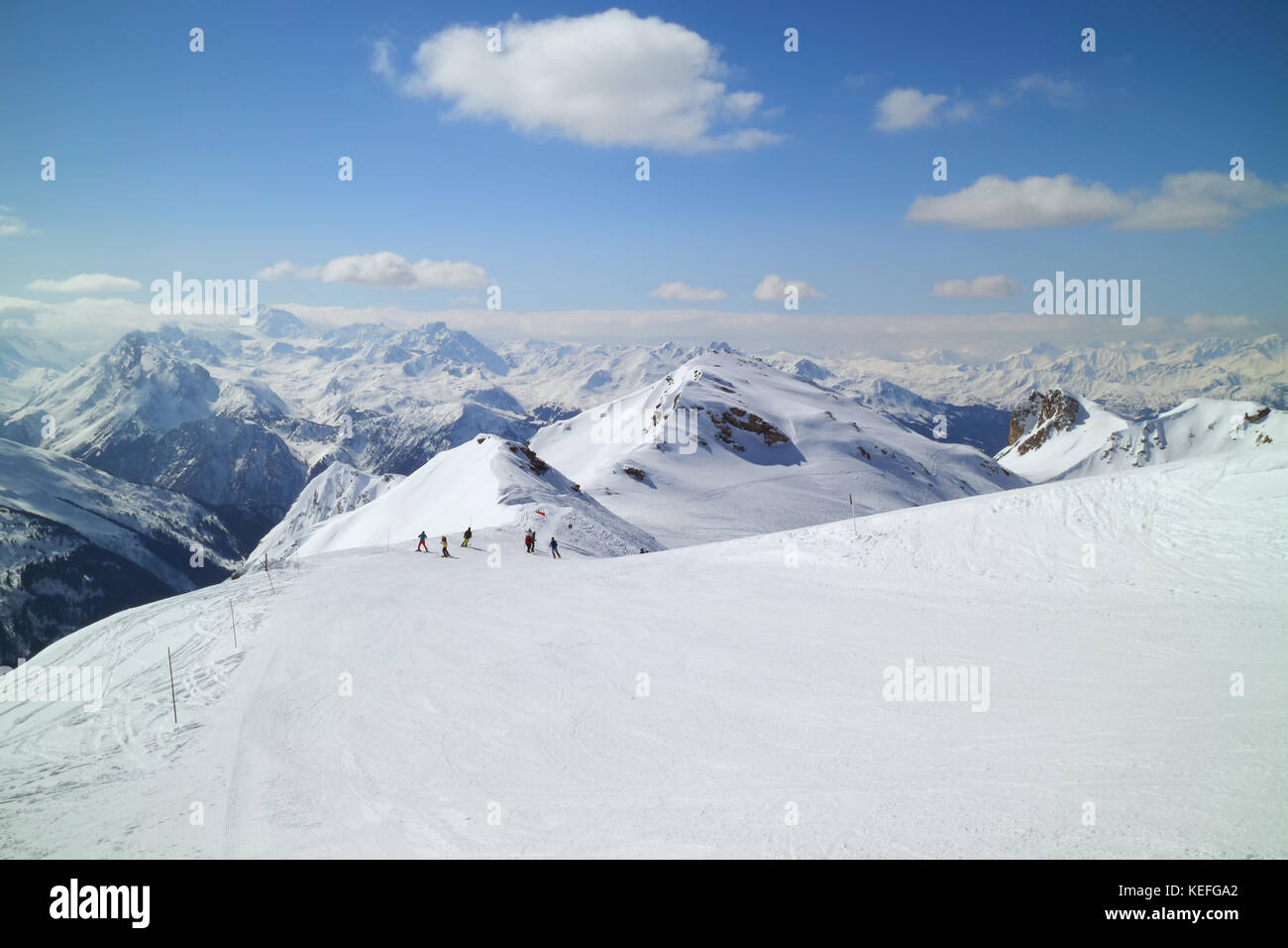 Piste di sci sulla cima della montagna alpina, la plagne, Francia Foto Stock
