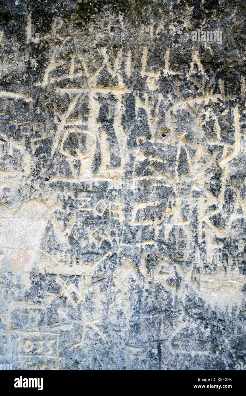 Nomi di amanti e amici incisa su una parete Foto Stock