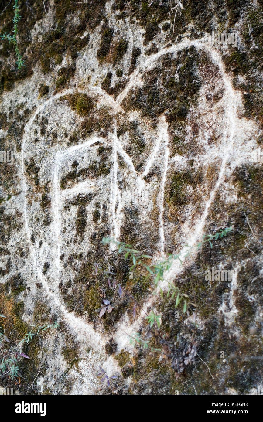 Nomi di amanti e amici incisa su una parete Foto Stock