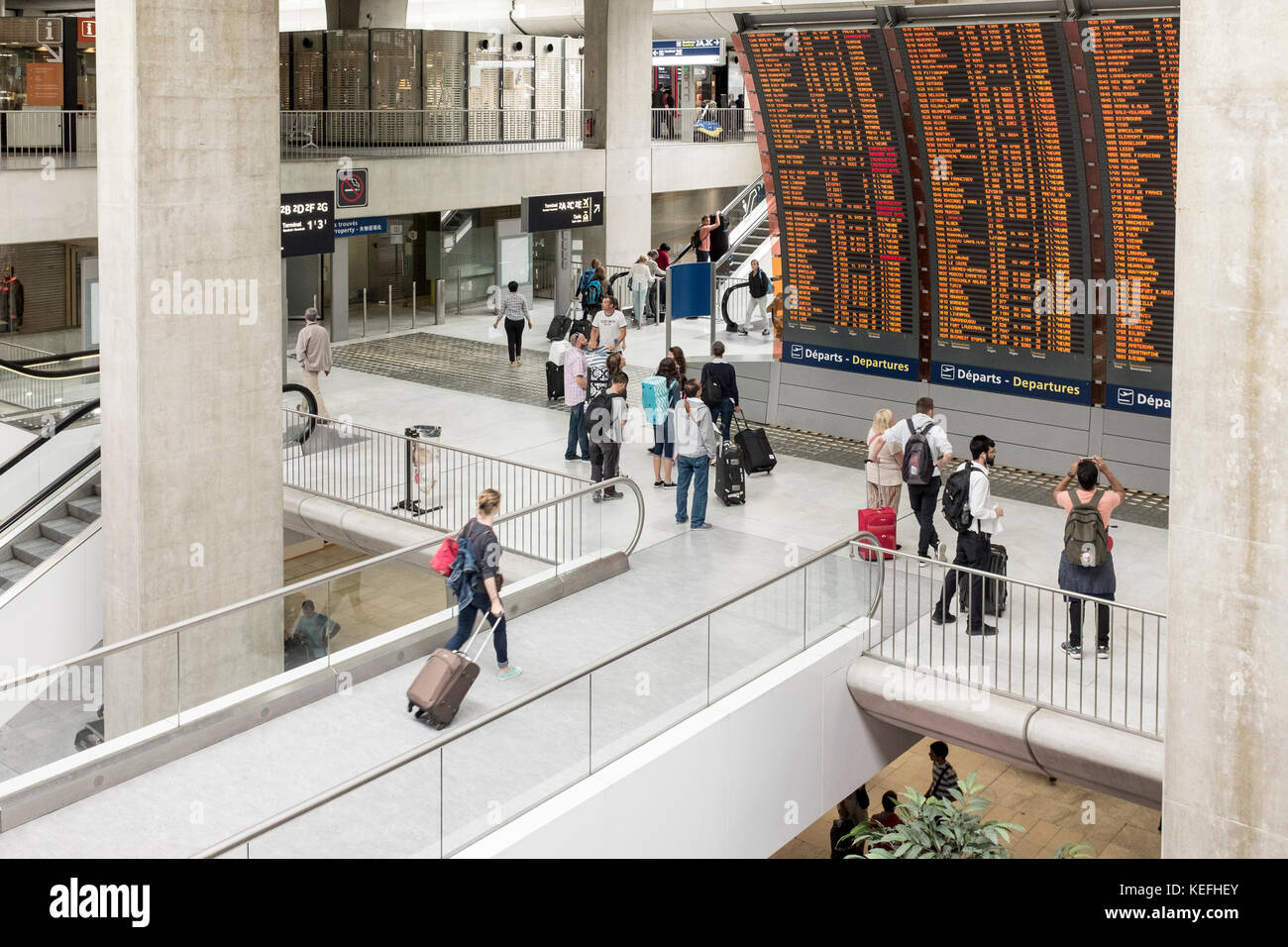 I viaggiatori passando per Charles de Gaulle aeroporto e stazione TGV a Parigi, Francia Foto Stock