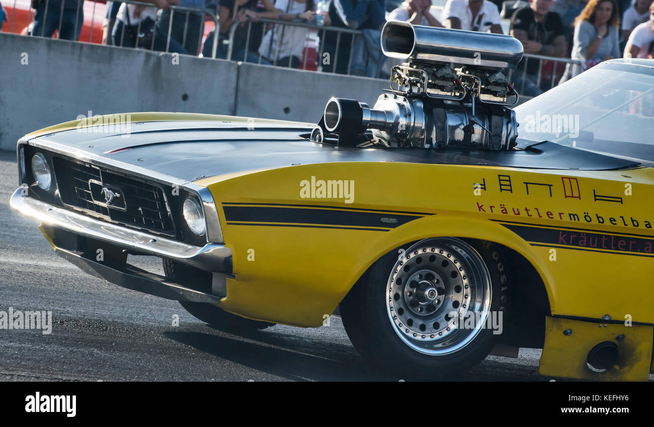 Un classico mustang dragster auto presso un motor show la concorrenza accelerando sul dragway Foto Stock
