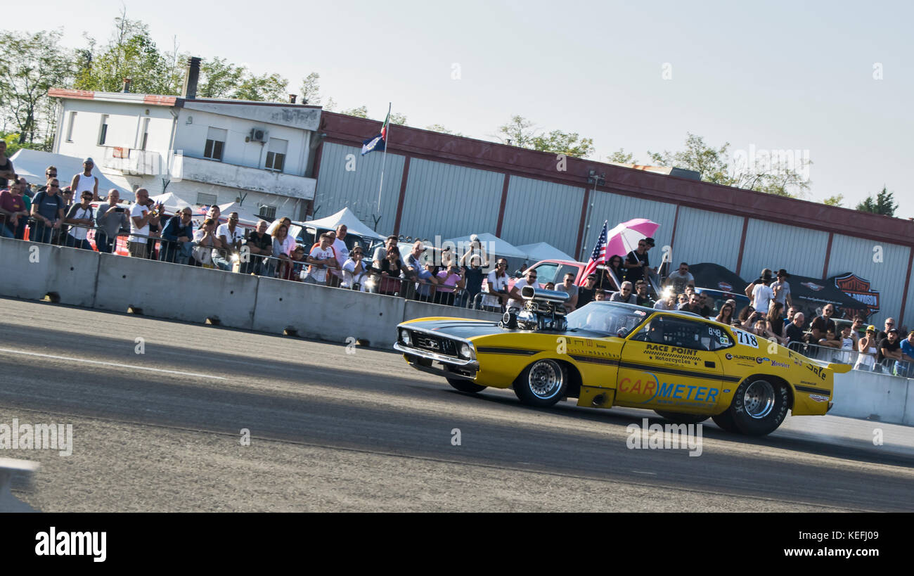 Un classico mustang dragster auto presso un motor show la concorrenza accelerando sul dragway Foto Stock