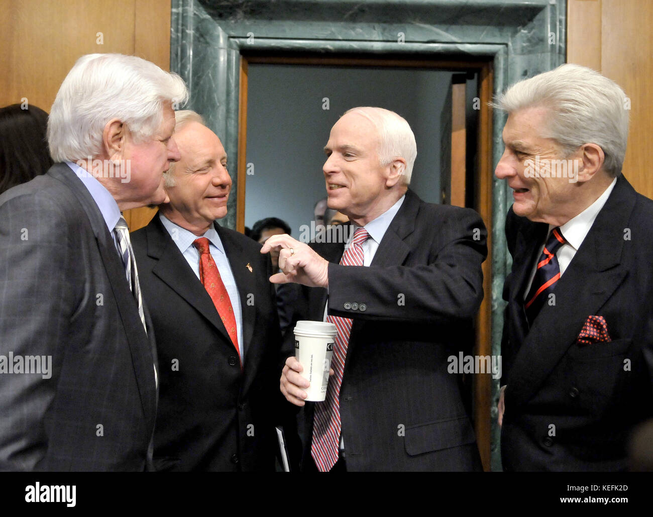 Washington, DC - Aprile 8, 2008 -- Da sinistra a destra: Stati Uniti senatori Edward M. "" Ted Kennedy, (democratico del Massachusetts); Joseph I. Lieberman (Indipendente democratico del Connecticut), John McCain (repubblicano di Arizona); e John Warner (Repubblicano della Virginia) condividono una conversazione prima di ascoltare la testimonianza del generale David Petraeus e Ambasciatore Ryan Crocker prima che il senato degli Stati Uniti di servizi armati Comitato sulla situazione e i progressi compiuti in Iraq a Washington D.C. il Martedì, 8 aprile 2008..Credit: Ron Sachs / CNP /MediaPunch Foto Stock