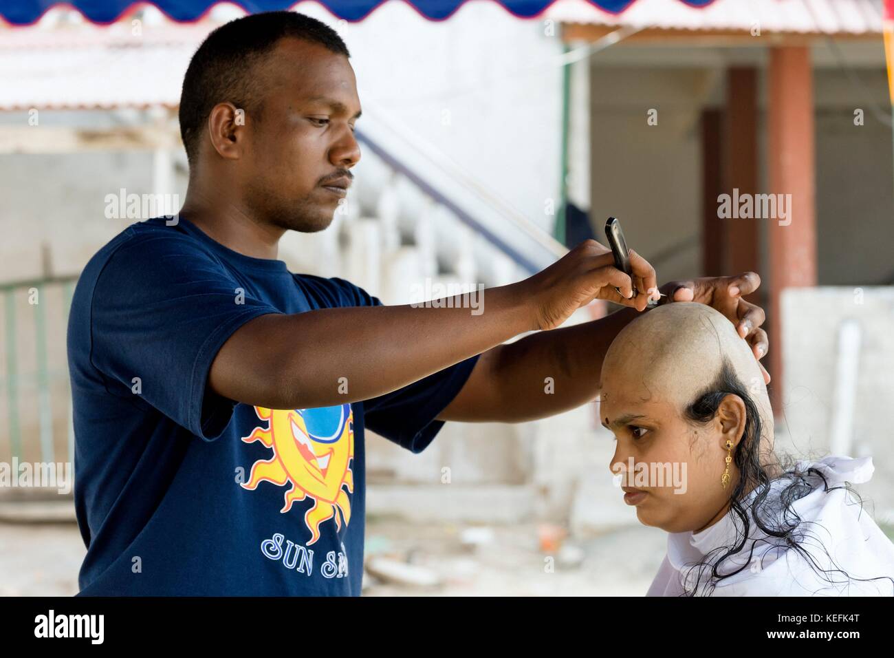 Isola di Pangkor, Malesia - 17 febbraio 2011 Masi Magam festival. A purificarsi, donne, uomini radere i capelli Foto Stock
