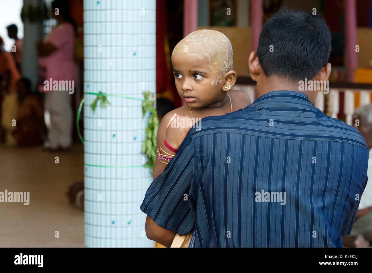 Isola di Pangkor, Malesia - 17 febbraio 2011 Masi Magam festival. A purificarsi, alcuni bambini radere i capelli Foto Stock