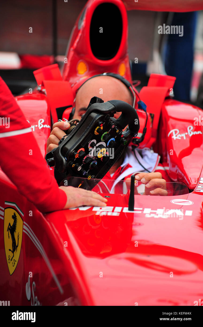 Un meccanico ferrari seduta all'interno di una Ferrari F1 auto Foto Stock