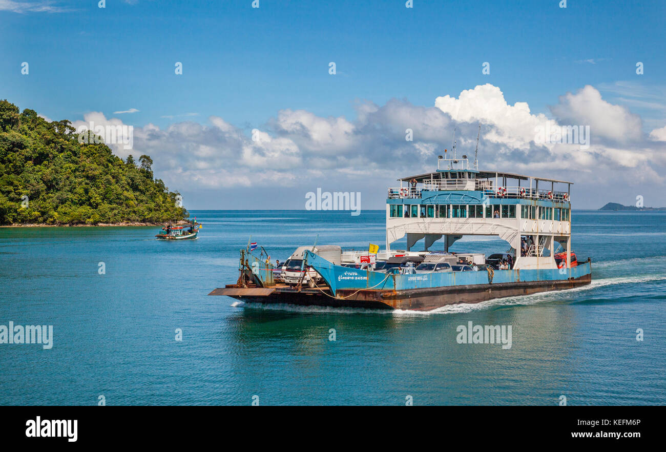 Thailandia, Trat Provincia, Koh Chang isola nel Golfo della Tailandia, vehicular traghetto arrivando a Ao Sapporot Foto Stock