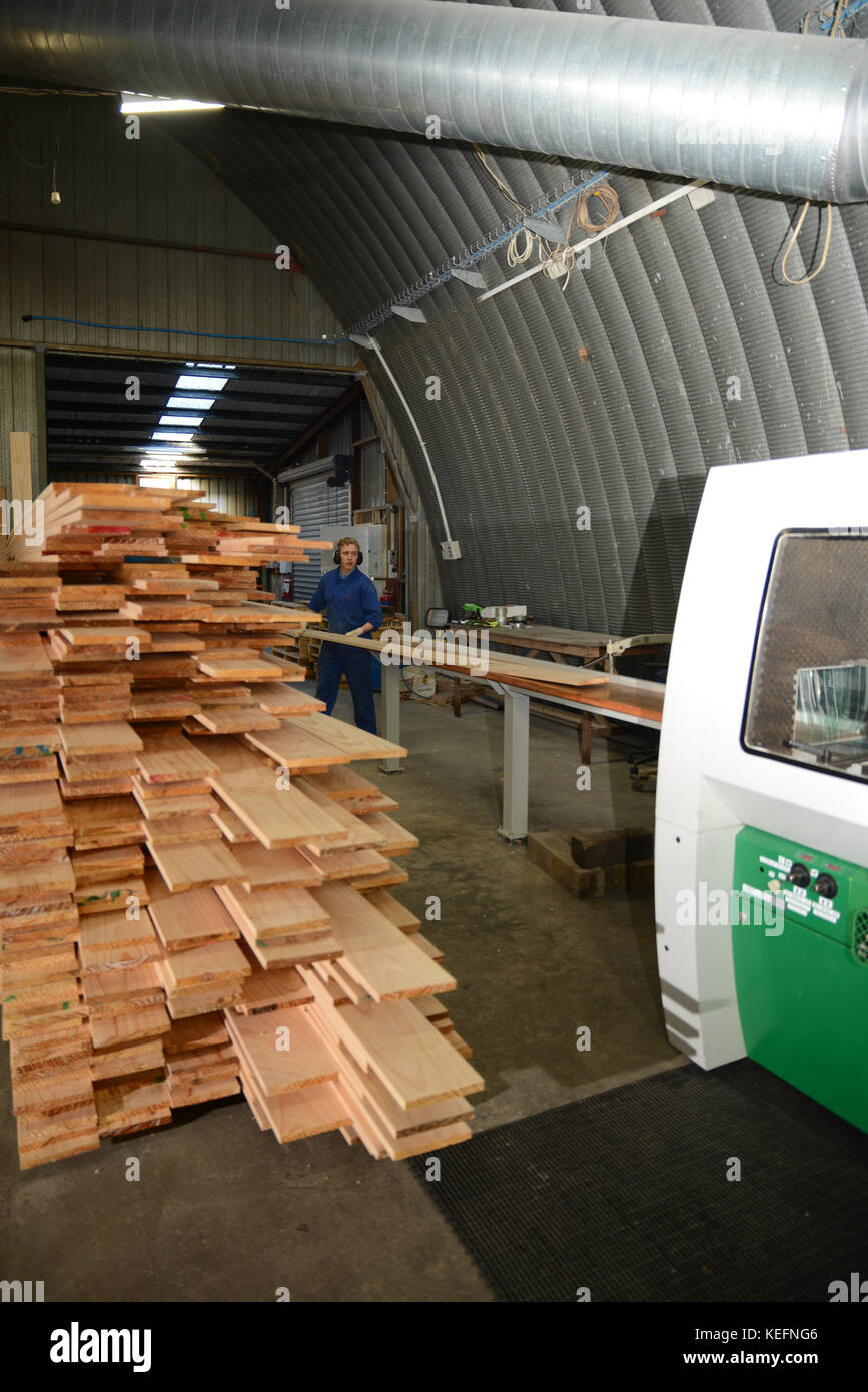 Greymouth, Nuova Zelanda, 18 luglio 2017: lavoratori utilizzano un quattro sider macchina al piano bordi ruvidi da quattro lati di grandi tavole di pino in una Foto Stock