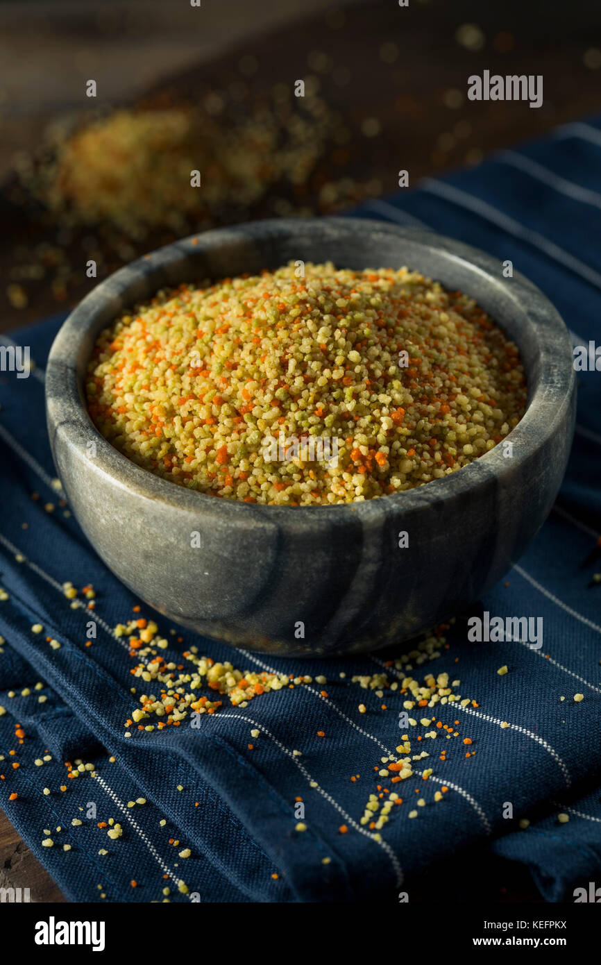 Materie organiche tri secco colore il cous cous in una ciotola Foto Stock