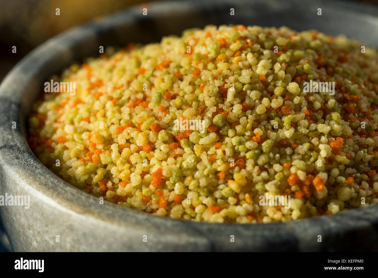 Materie organiche tri secco colore il cous cous in una ciotola Foto Stock