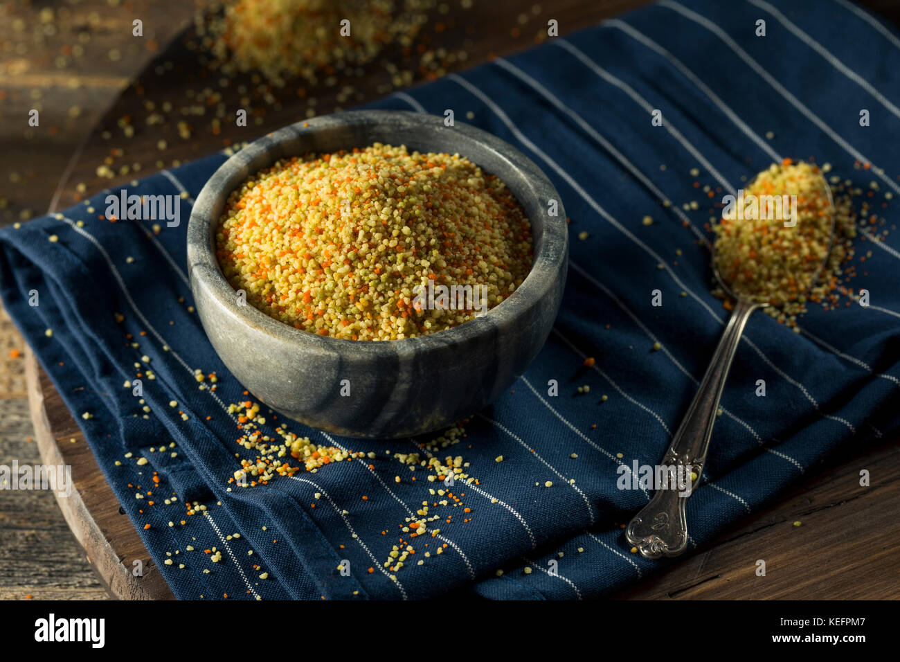 Materie organiche tri secco colore il cous cous in una ciotola Foto Stock