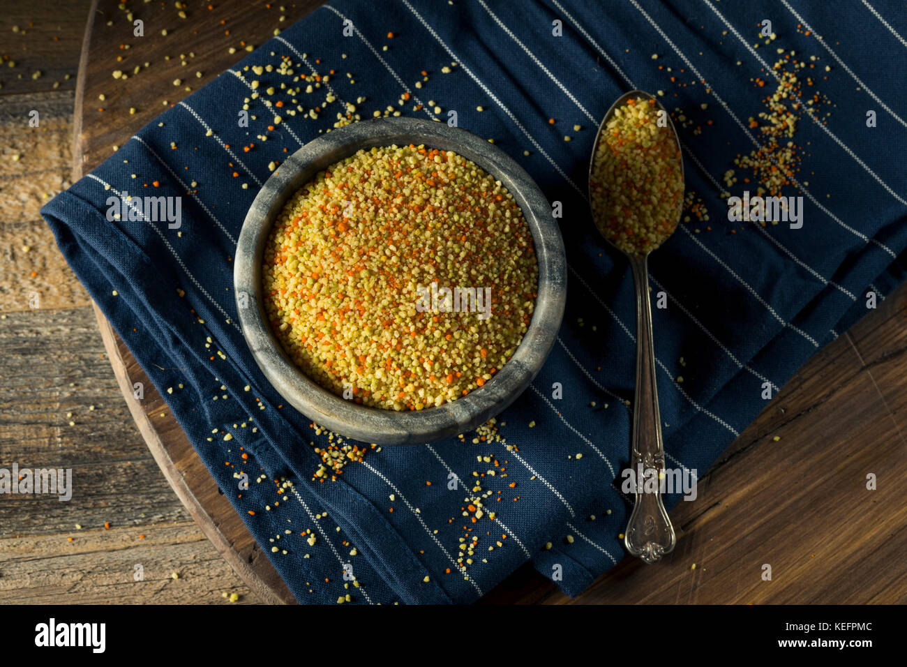 Materie organiche tri secco colore il cous cous in una ciotola Foto Stock