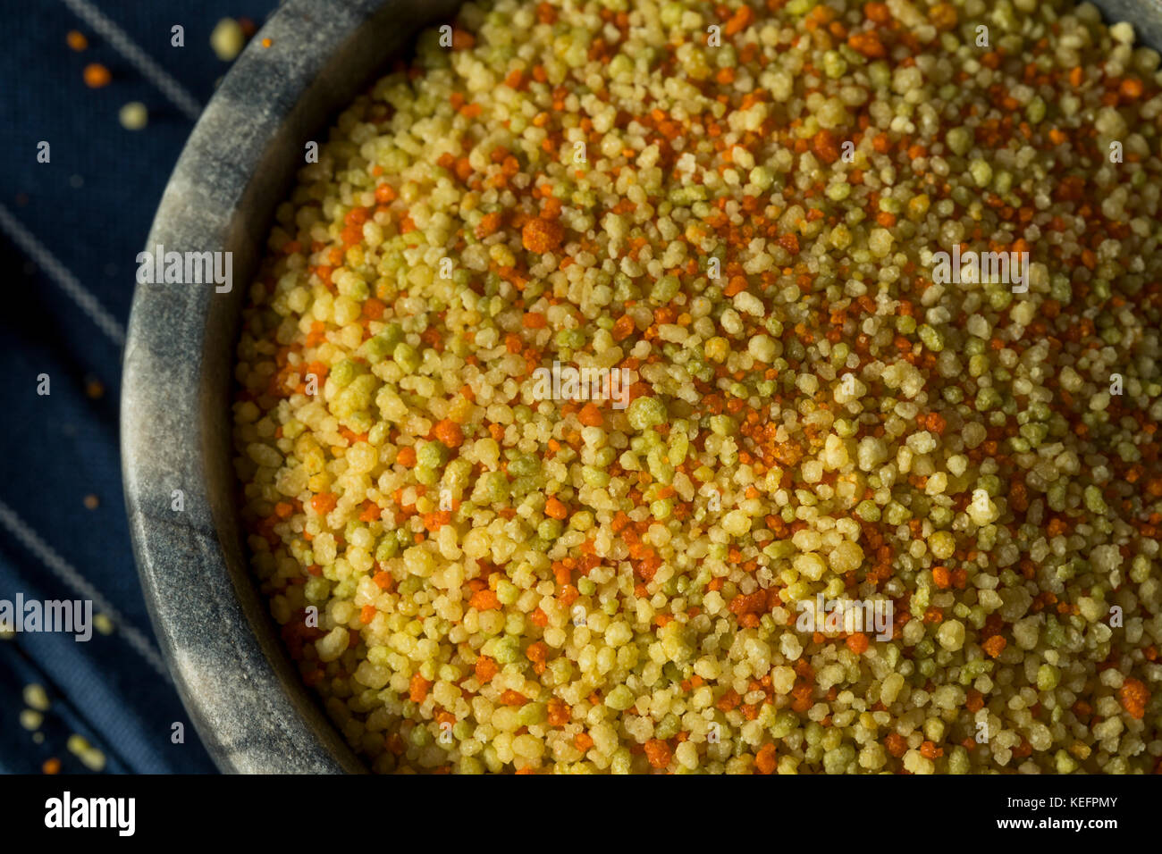 Materie organiche tri secco colore il cous cous in una ciotola Foto Stock