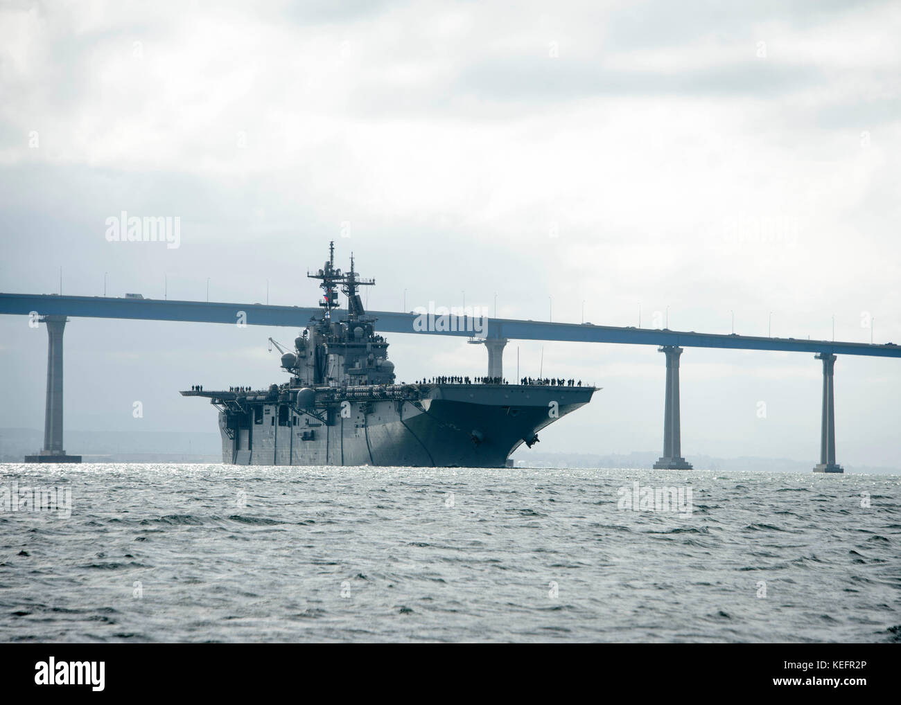 Assalto anfibio nave USS Essex (LHD 2) transita la Baia di San Diego Foto Stock