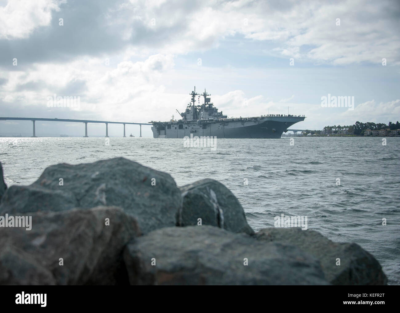 Assalto anfibio nave USS Essex (LHD 2) transita la Baia di San Diego Foto Stock