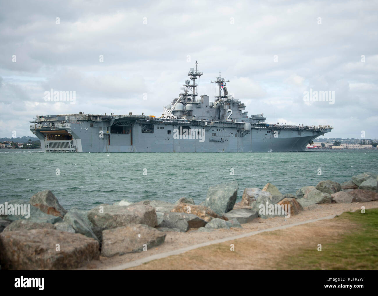 Assalto anfibio nave USS Essex (LHD 2) transita la Baia di San Diego Foto Stock