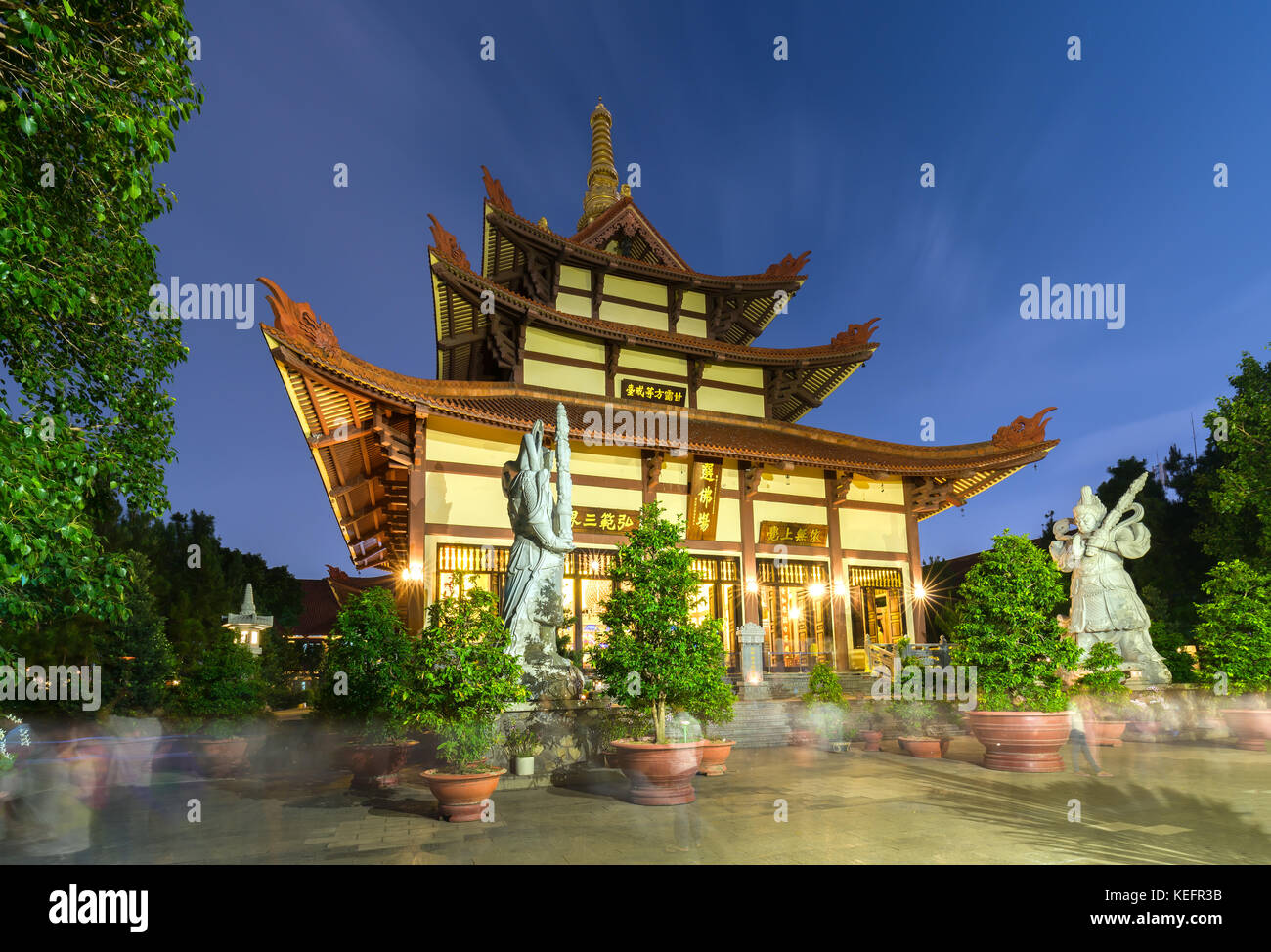 Tempio architettonico di notte quando le luci sbiadono come glorificata bellezza spirituale. Foto Stock