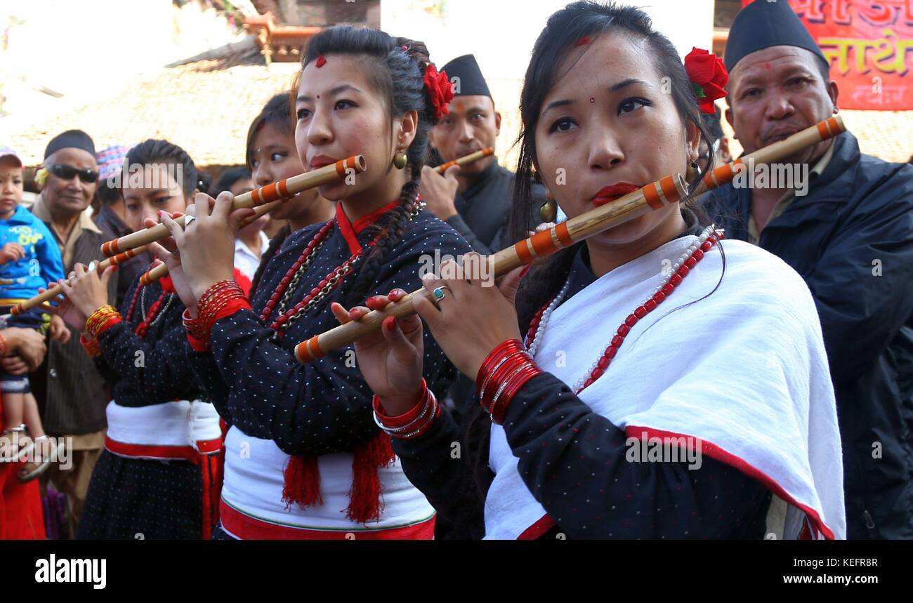 Kathmandu, Nepal. Xx oct, 2017. persone provenienti da comunità newar partecipare nella celebrazione del nuovo anno nepal sambat 1138 a Kathmandu, Nepal. Il Nepal sambat, trovati da shankhadhar sakhwa, è nazionale calendario lunare del Nepal che inizia il quarto giorno di Tihar è festival. Credito: archana shrestha che pacifico/press/alamy live news Foto Stock