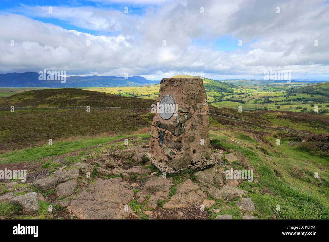 Summit cairn di Gowbarrow cadde, Parco Nazionale del Distretto dei Laghi, Cumbria County, Inghilterra, Regno Unito. Gowbarrow caduto è uno dei 214 Wainwright Passeggiate Fells. Foto Stock