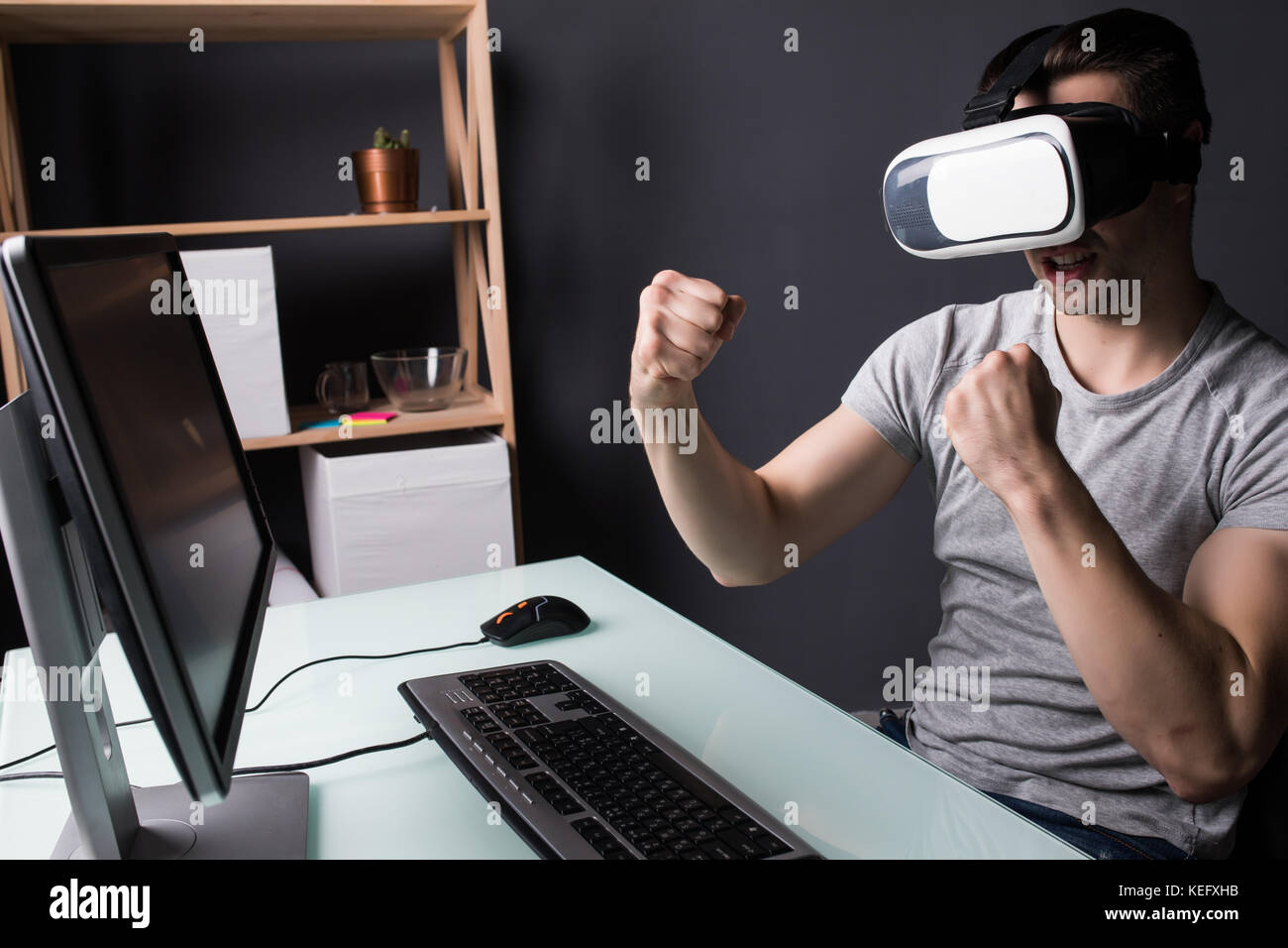 Tecnologia, giochi, intrattenimento e concetto di persone - happy giovane  con la realtà virtuale auricolare o gli occhiali 3d alla riproduzione di  video gioco a casa Foto stock - Alamy